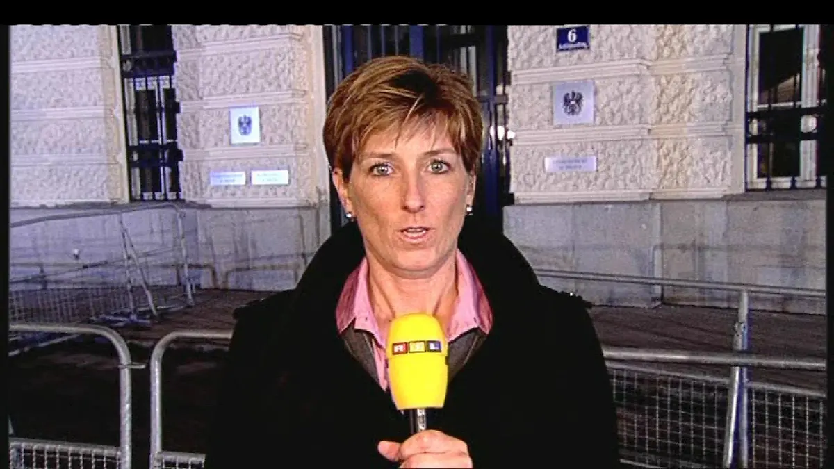 RTL-Reporterin Britta Hasselmann berichtet seit 2008 regelmäßig über Josef Fritzl, hier ist sie beim Prozessauftakt im Jahr 2009 (Archivbild)