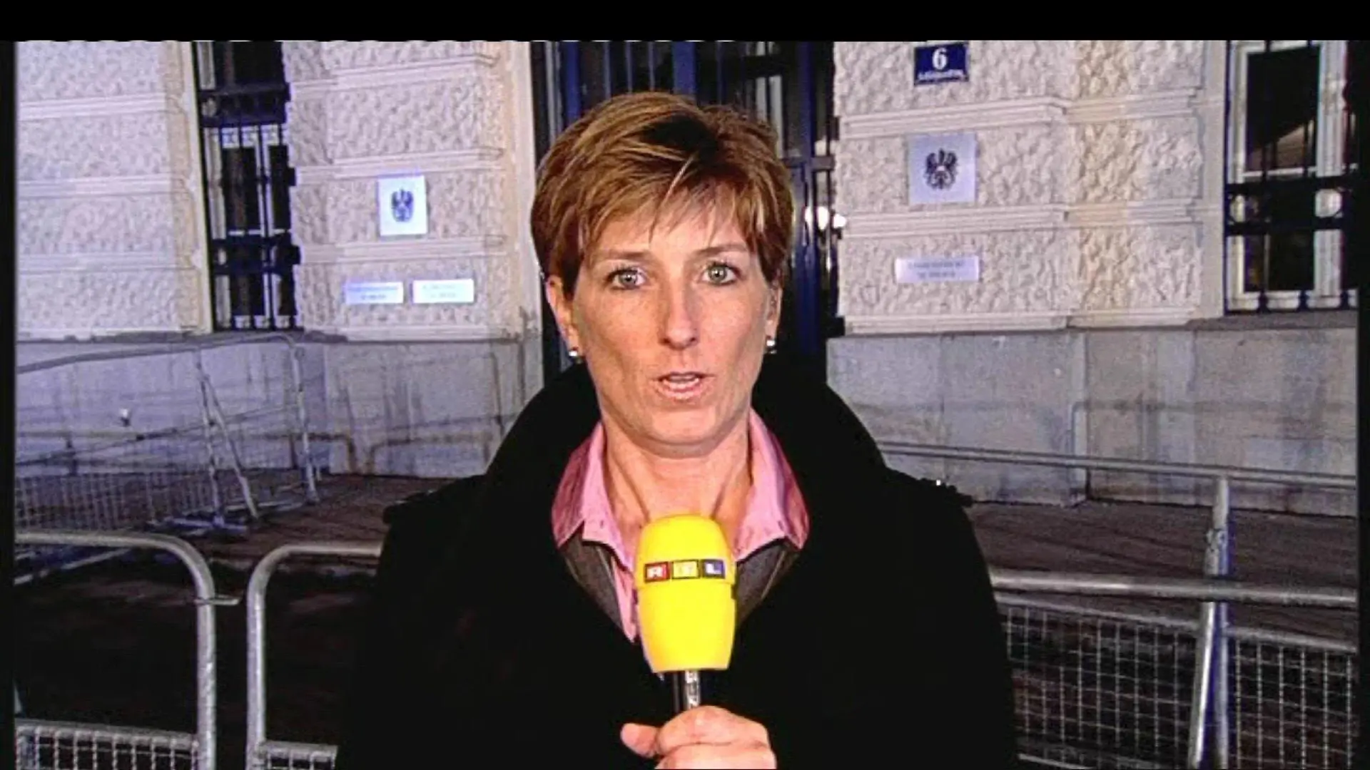 RTL-Reporterin Britta Hasselmann berichtet seit 2008 regelmäßig über Josef Fritzl, hier ist sie beim Prozessauftakt im Jahr 2009 (Archivbild)