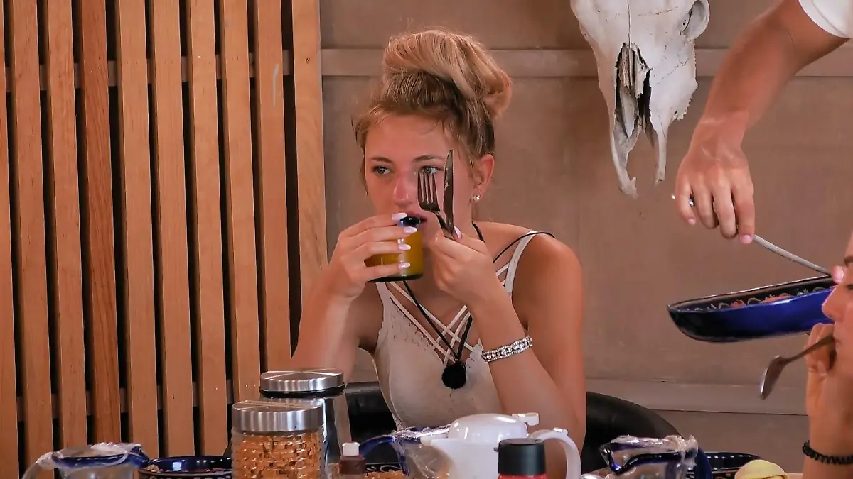 Chelly redet "wie ein Wasserfall" Genervte Stimmung im "Paradise Hotel"