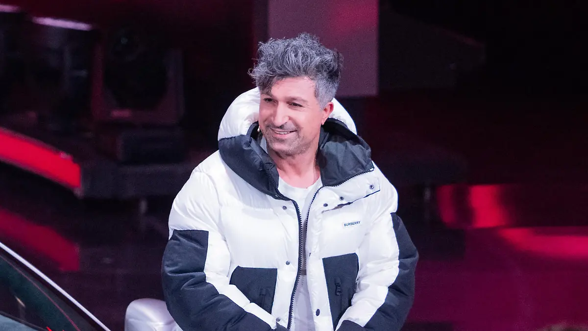 Thomas Gottschalk (l), Moderator, und Lotto-Millionär Kürsat Yildirim alias "Chico" sitzen auf einem Ferrari beim RTL-Jahresrückblick "Menschen, Bilder, Emotionen 2022" im Studio.