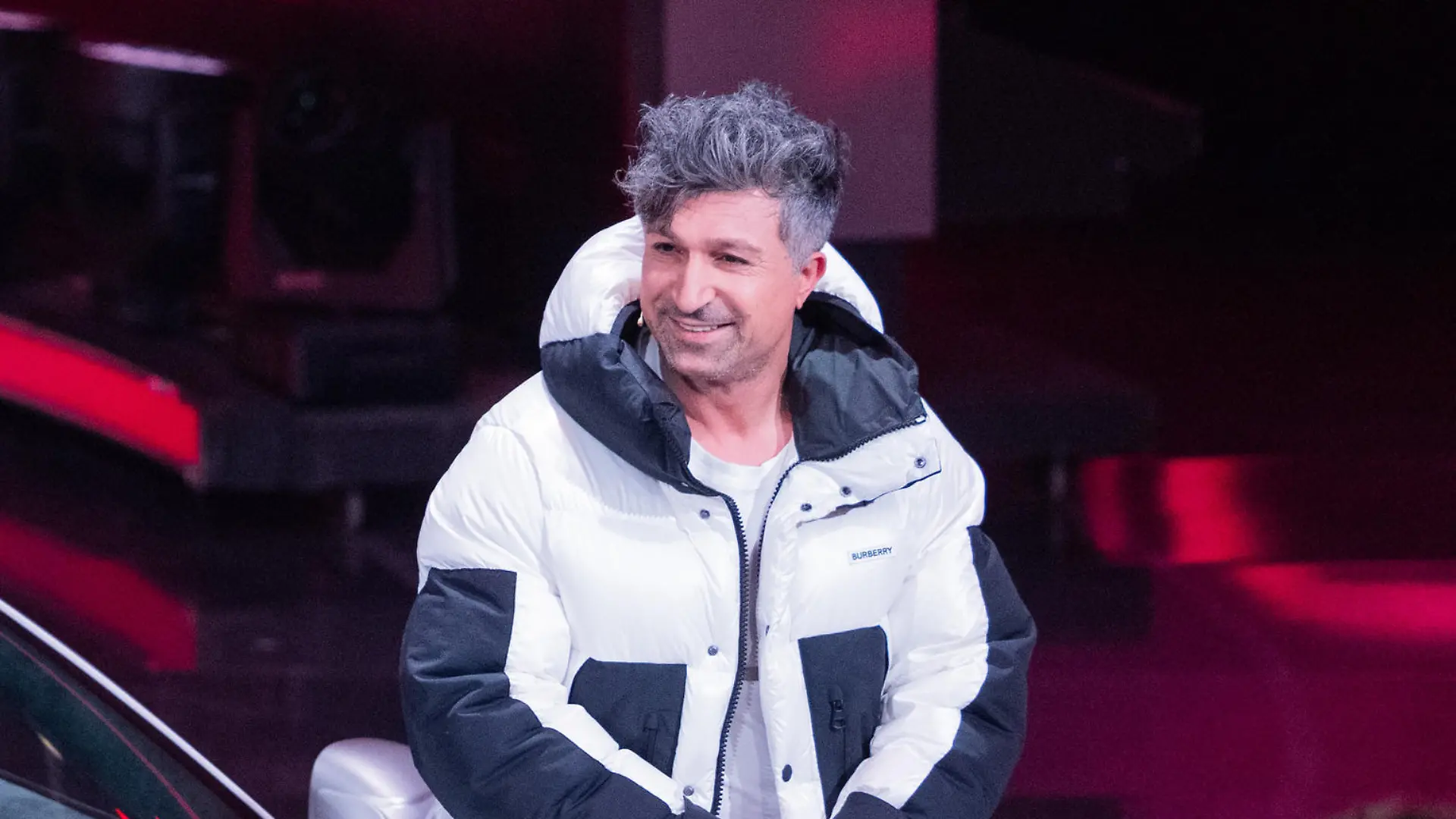 Thomas Gottschalk (l), Moderator, und Lotto-Millionär Kürsat Yildirim alias "Chico" sitzen auf einem Ferrari beim RTL-Jahresrückblick "Menschen, Bilder, Emotionen 2022" im Studio.