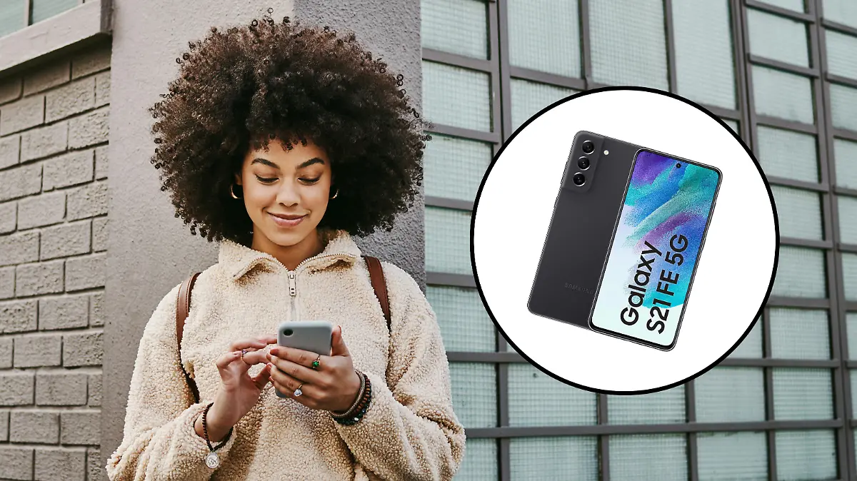 Frau, die ein Handy in der Hand hält und lächelt.