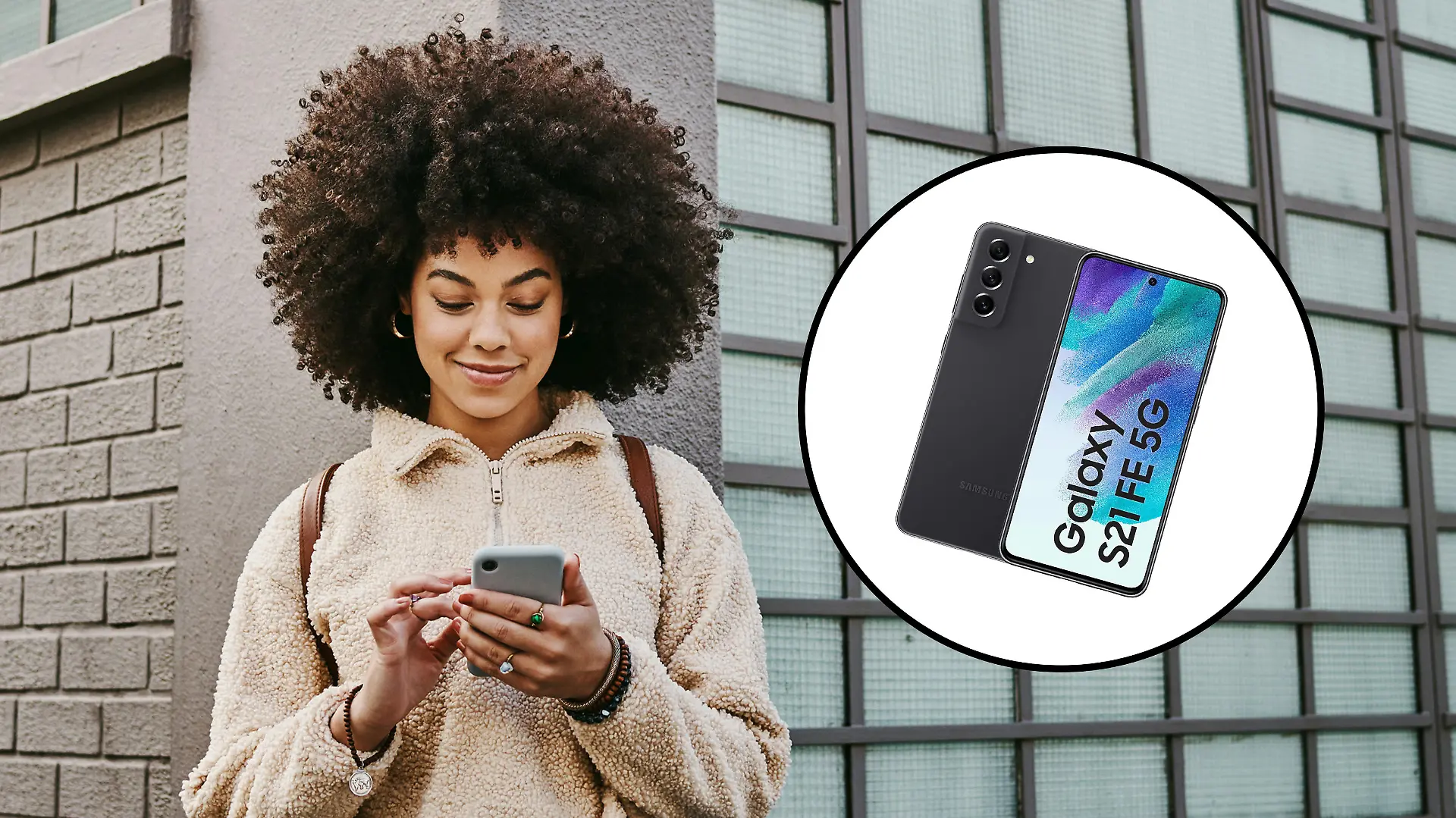 Frau, die ein Handy in der Hand hält und lächelt.