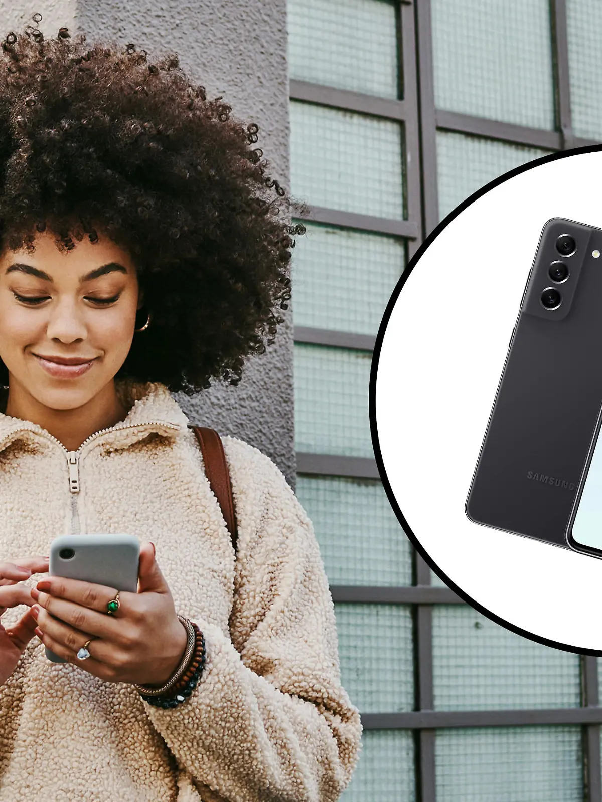 Frau, die ein Handy in der Hand hält und lächelt.