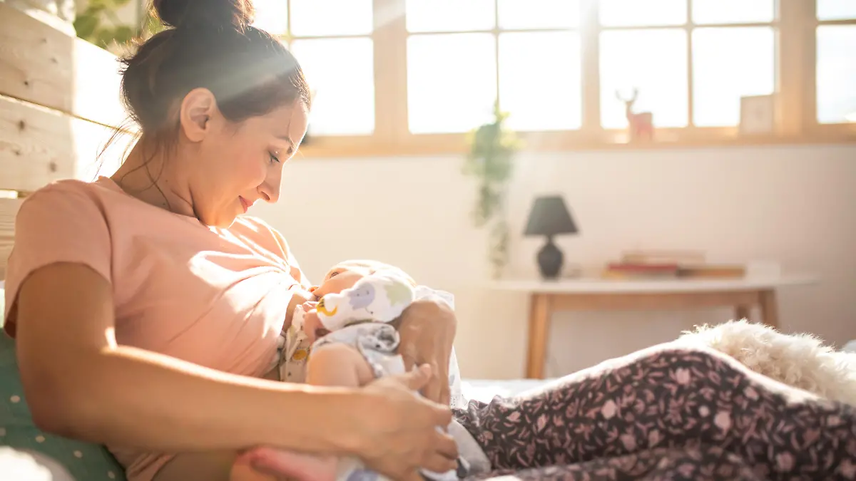 Baby richtig anlegen beim Stillen Hilfreiche Praxistipps für frische Mütter