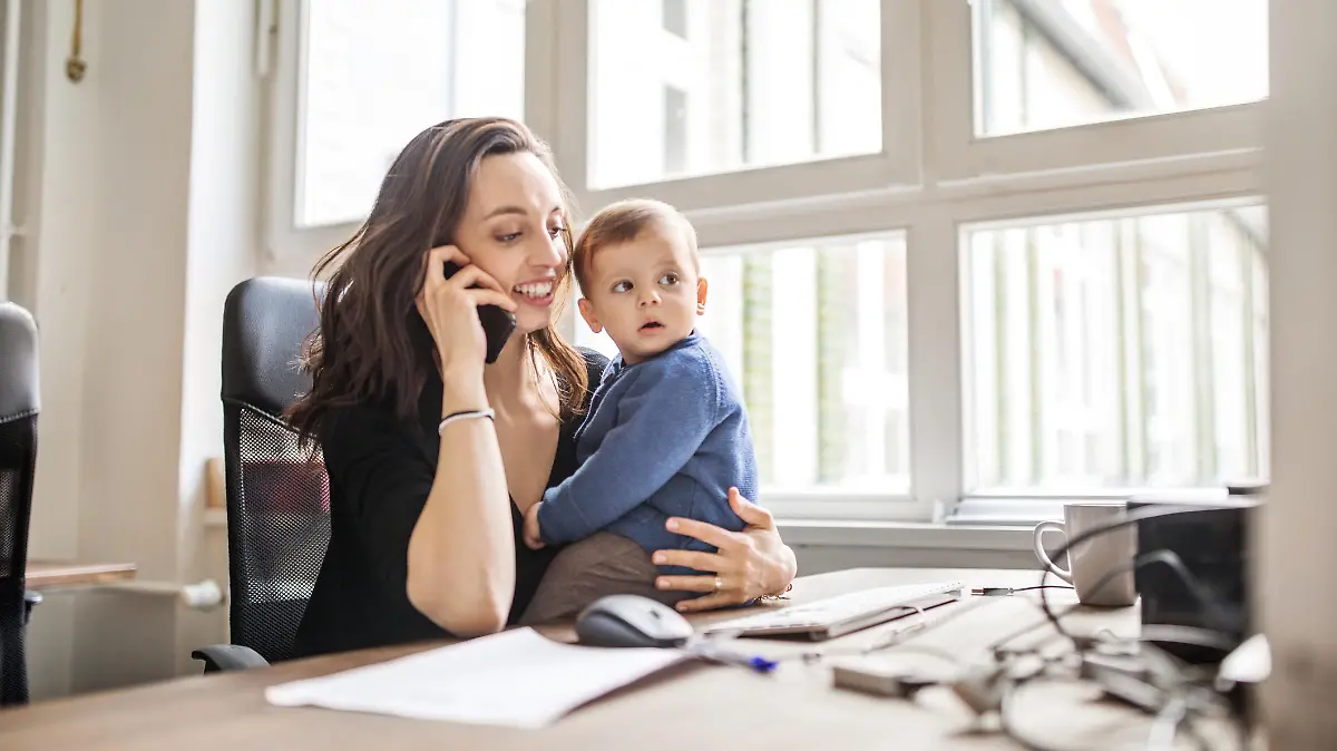 Mutter mit Baby im Büro