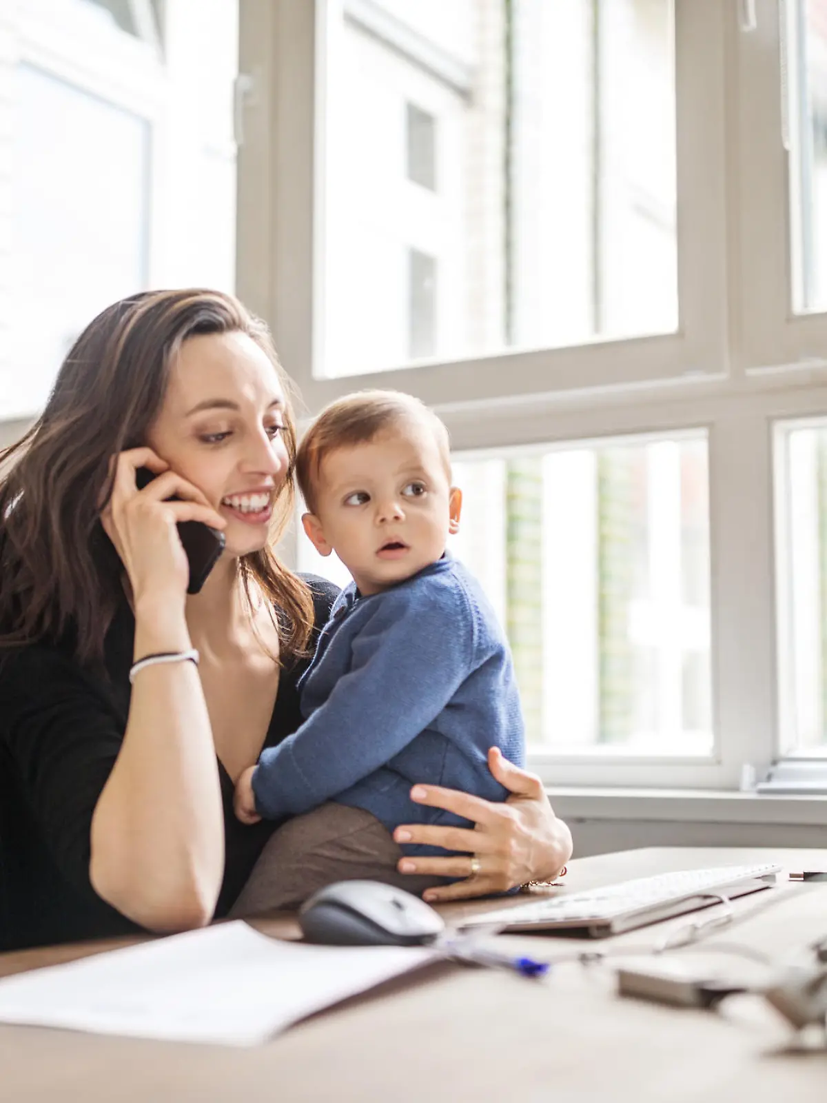 Mutter mit Baby im Büro