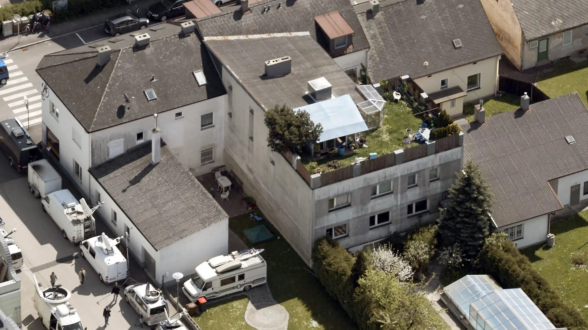 An aerial view of the house where a 42-year-old woman was held prisoner and abused by her father for 24 years in Amstetten, Austria, 28 April 2008. The 73-year-old man who was detained in Amstetten on 27 April admitted to holding his daughter captive and fathering seven children with her, police said on 28 April, 2008. Foto: Markus Loitfelder dpa +++(c) dpa - Report+++