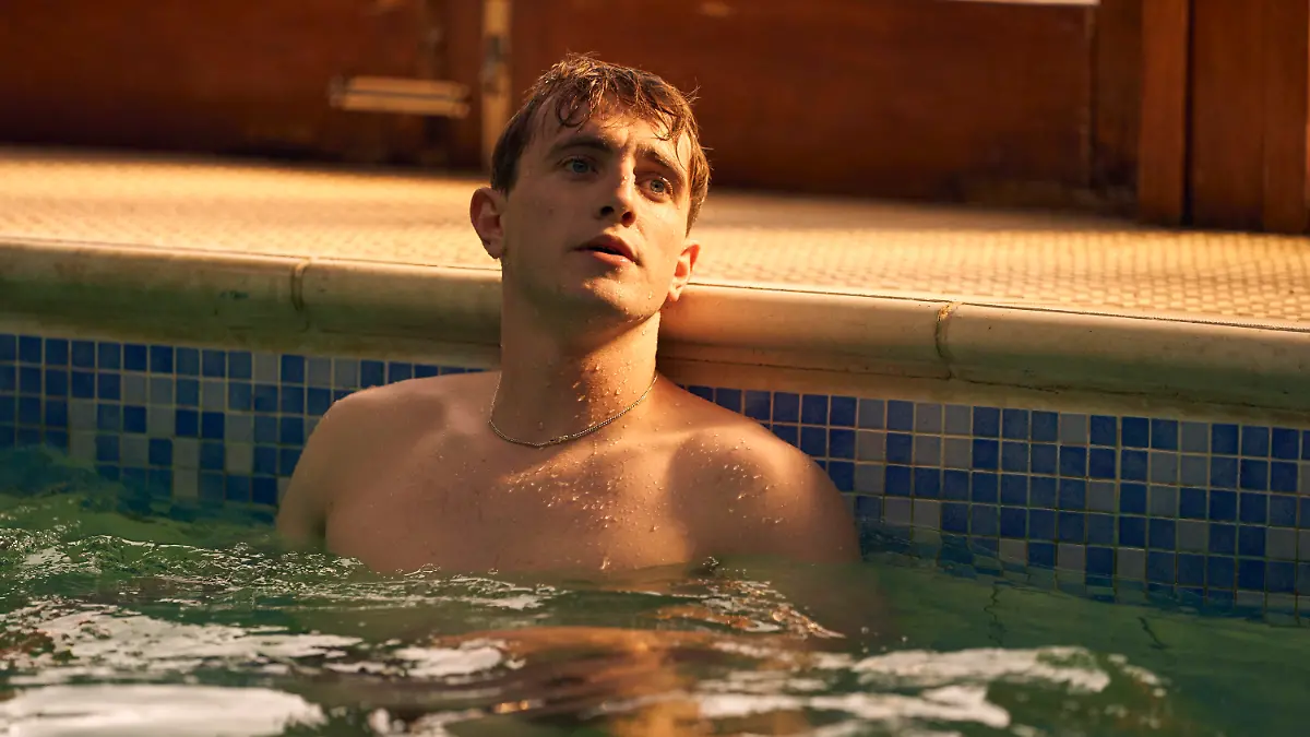 HANDOUT - 25.07.2019, USA, ---: Connell Waldron (gespielt von Paul Mescal) in einer Szene aus «Normal People» - am Hals trägt er ein eng anliegendes Necklace. In Deutschland startet die Serie von BBC Three und dem US-Streamingdienst Hulu Mitte Juli bei der Streaming-Media-Plattform Starzplay. (zu dpa «Männer mit Kettchen - Sommer-Trend Necklace») Foto: Enda Bowe/Element Pictures/dpa - ACHTUNG: Nur zur redaktionellen Verwendung im Zusammenhang mit einer Berichterstattung über die Serie und nur mit vollständiger Nennung des vorstehenden Credits +++ dpa-Bildfunk +++