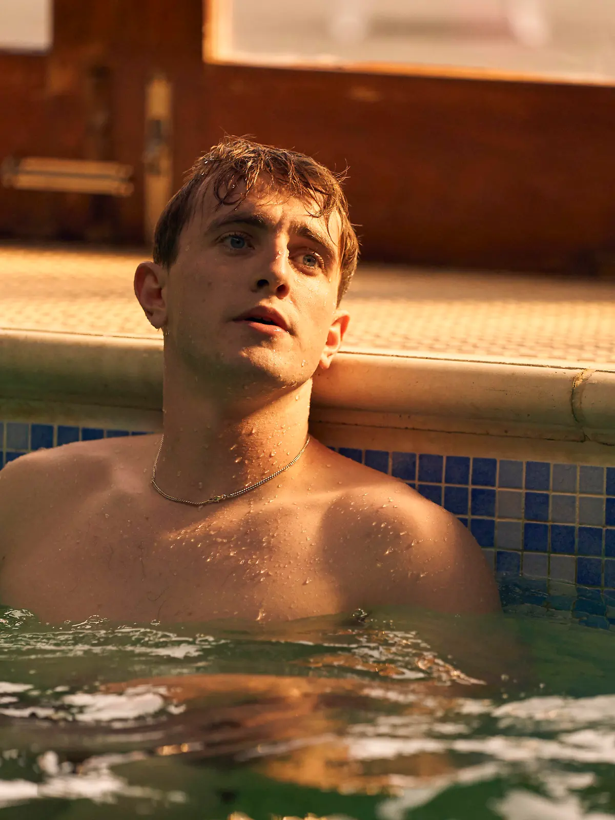HANDOUT - 25.07.2019, USA, ---: Connell Waldron (gespielt von Paul Mescal) in einer Szene aus «Normal People» - am Hals trägt er ein eng anliegendes Necklace. In Deutschland startet die Serie von BBC Three und dem US-Streamingdienst Hulu Mitte Juli bei der Streaming-Media-Plattform Starzplay. (zu dpa «Männer mit Kettchen - Sommer-Trend Necklace») Foto: Enda Bowe/Element Pictures/dpa - ACHTUNG: Nur zur redaktionellen Verwendung im Zusammenhang mit einer Berichterstattung über die Serie und nur mit vollständiger Nennung des vorstehenden Credits +++ dpa-Bildfunk +++