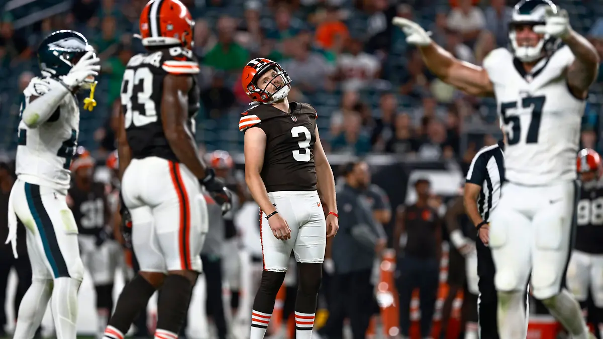 Cleveland Browns place-kicker Cade York (3) reacts after missing a field goal during the fourth quarter of the team's NFL preseason football game against the Philadelphia Eagles, Thursday, Aug. 17, 2023, in Philadelphia. (AP Photo/Rich Schultz)