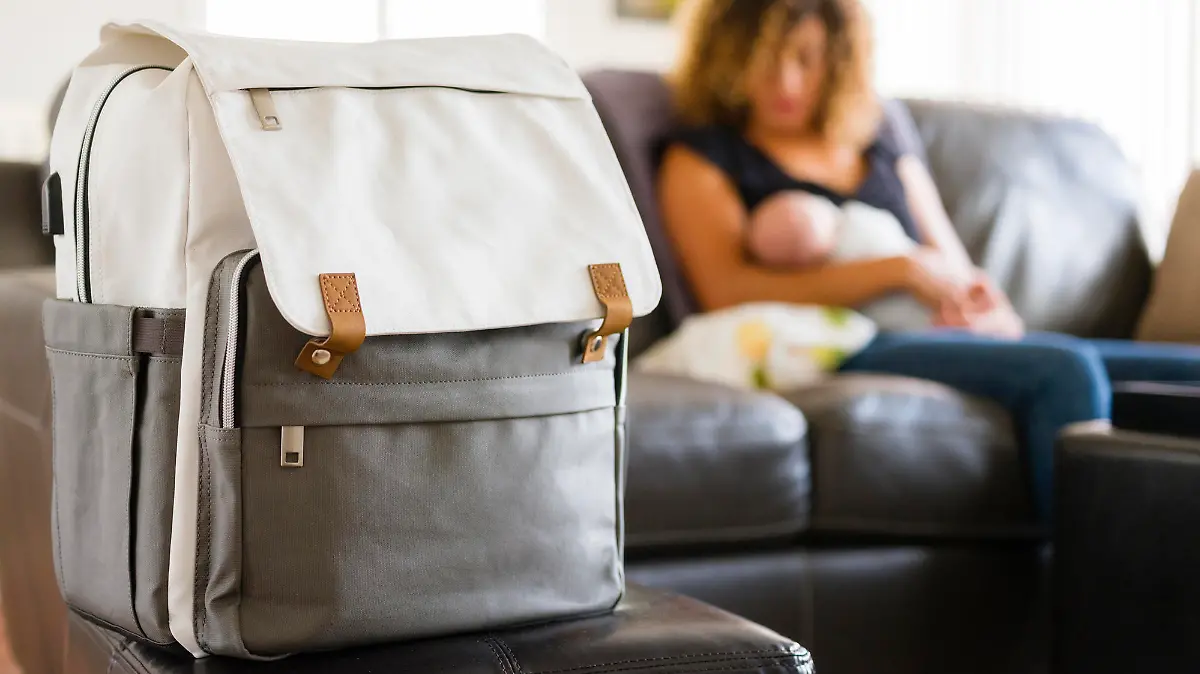 Mutter mit Baby und Wickeltasche
