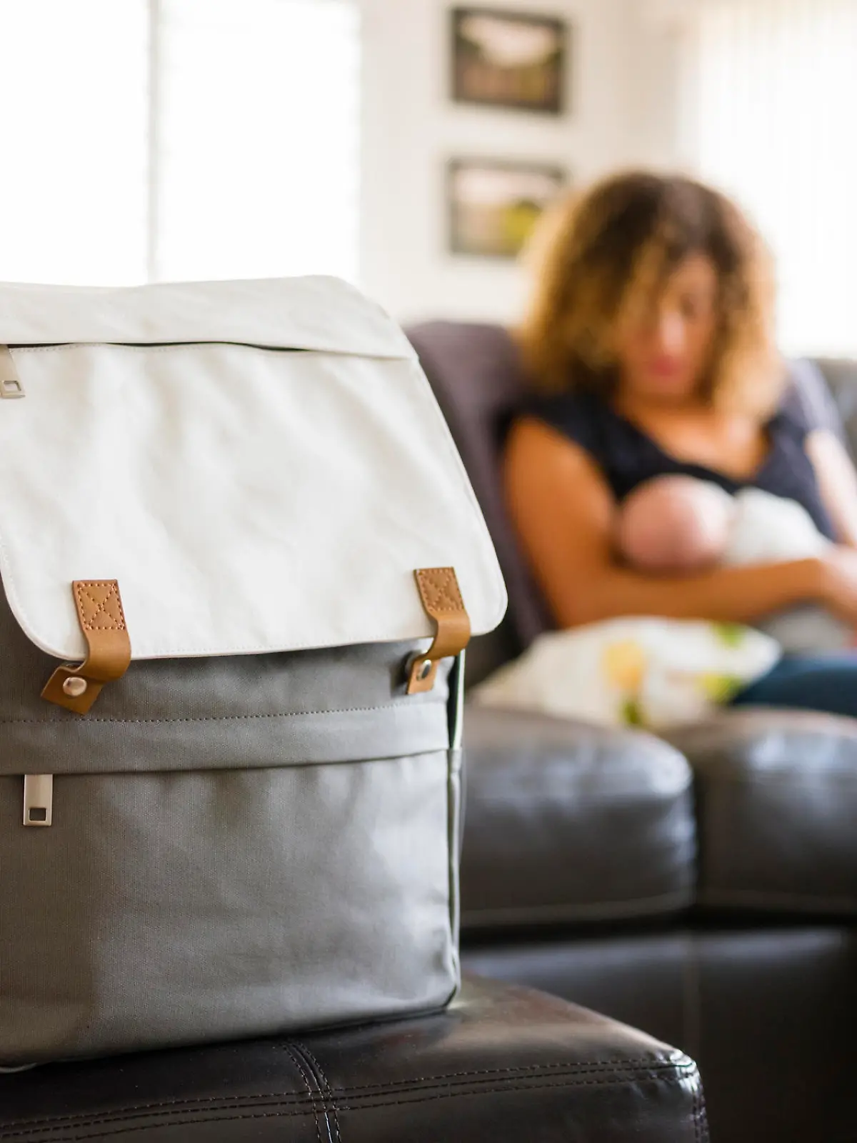 Mutter mit Baby und Wickeltasche