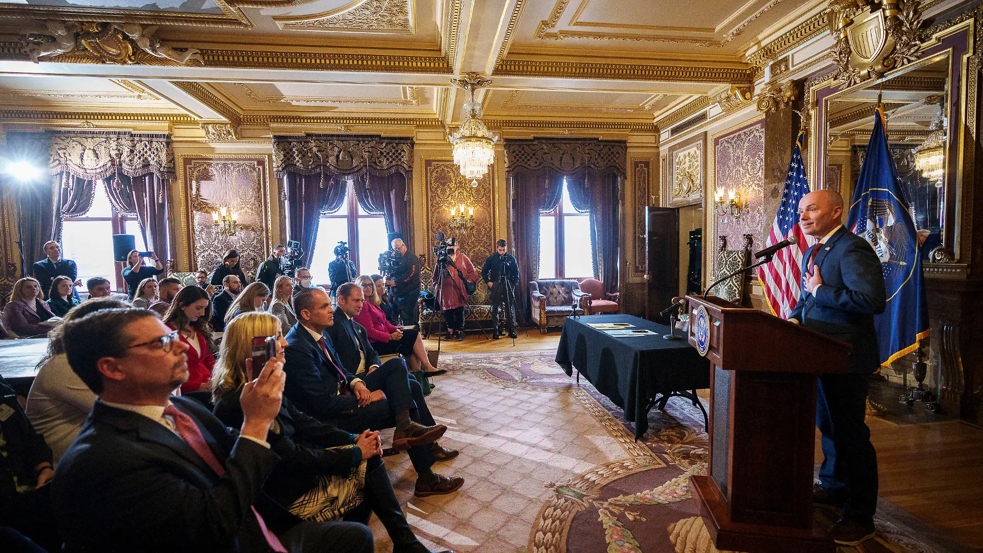 23.03.2023, USA, Salt Lake City: Gouverneur Spencer Cox spricht vor der Unterzeichnung von zwei Gesetzen zur Regulierung sozialer Medien während einer Zeremonie im Kapitol in Salt Lake City. Der US-Bundesstaat Utah will den Zugang Minderjähriger zu sozialen Netzwerken stark einschränken. Der Gouverneur des Bundesstaates, Spencer Cox, unterzeichnete am Donnerstag (Ortszeit) ein entsprechendes Gesetz. Es sieht unter anderem vor, dass Social-Media-Unternehmen das Alter eines Einwohners von Utah überprüfen müssen, bevor dieser ein Konto eröffnen kann. Außerdem verlangt das Gesetz die Zustimmung eines Elternteils oder Erziehungsberechtigten, wenn Jugendliche einen Account eröffnen möchten. Foto: Trent Nelson/The Salt Lake Tribune/AP/dpa - ACHTUNG: Nur zur redaktionellen Verwendung und nur mit vollständiger Nennung des vorstehenden Credits +++ dpa-Bildfunk +++