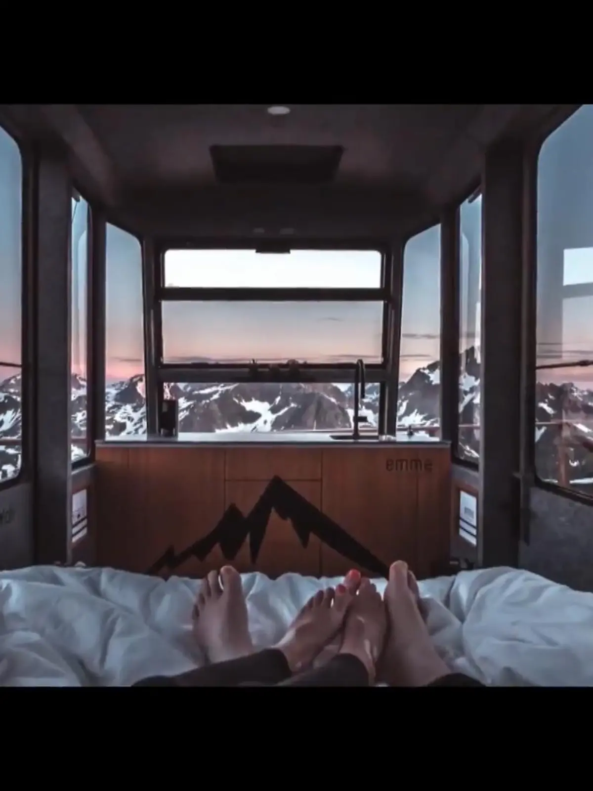 Das Schweizer Ehepaar Valeria Mella und Adi Rüedi hat aus einer alten Gondel ein Luxus-Tiny-House gebaut – das ab sofort als Hotelzimmer genutzt werden kann. Und als ob das noch nicht außergewöhnlich genug wäre, stellten die beiden ihre Gondel auf die Spitze des Bergs Piz Nair.