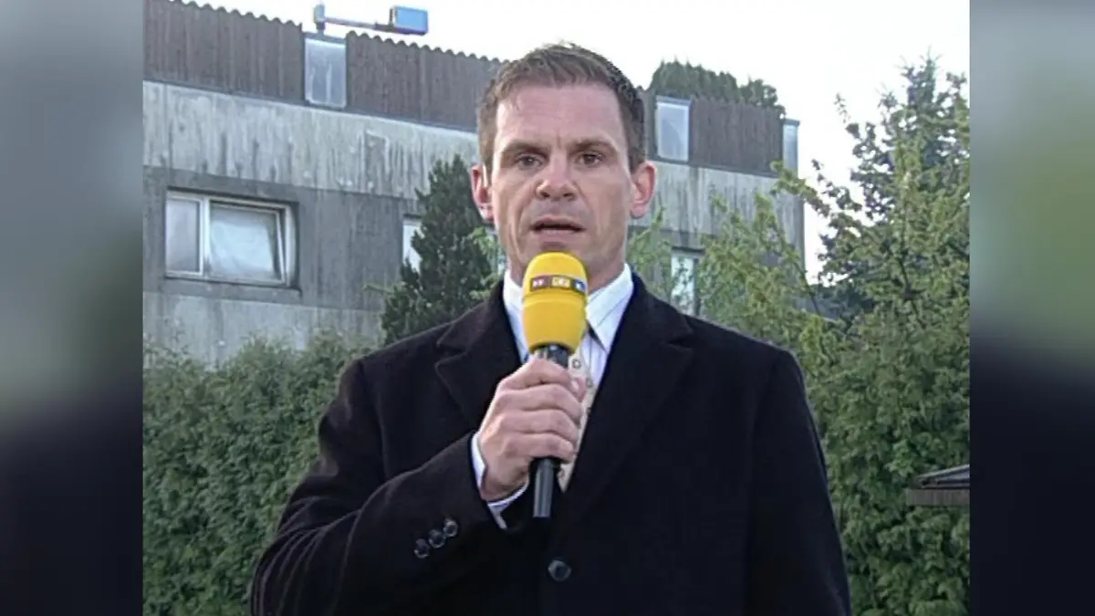 RTL-Reporter Andreas Merkel berichtet wenige Tage nach Bekanntwerden der Tat im Jahr 2008 vor dem Haus Fritzls in Amstetten