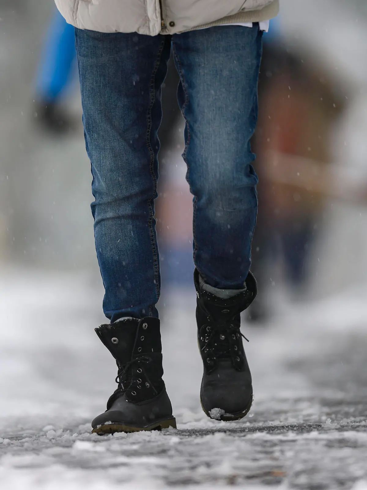 Schnee wird geschoben Jemand geht auf einem gerÃ¤umten BÃ¼rgersteig durch den gefallenen Schnee, Remscheid Lennep Nordrhein-Westfalen Deutschland *** Snow is pushed Someone walks on a cleared sidewalk through the fallen snow, Remscheid Lennep North Rhine Westphalia Germany Copyright: xChristopherxNeundorfx