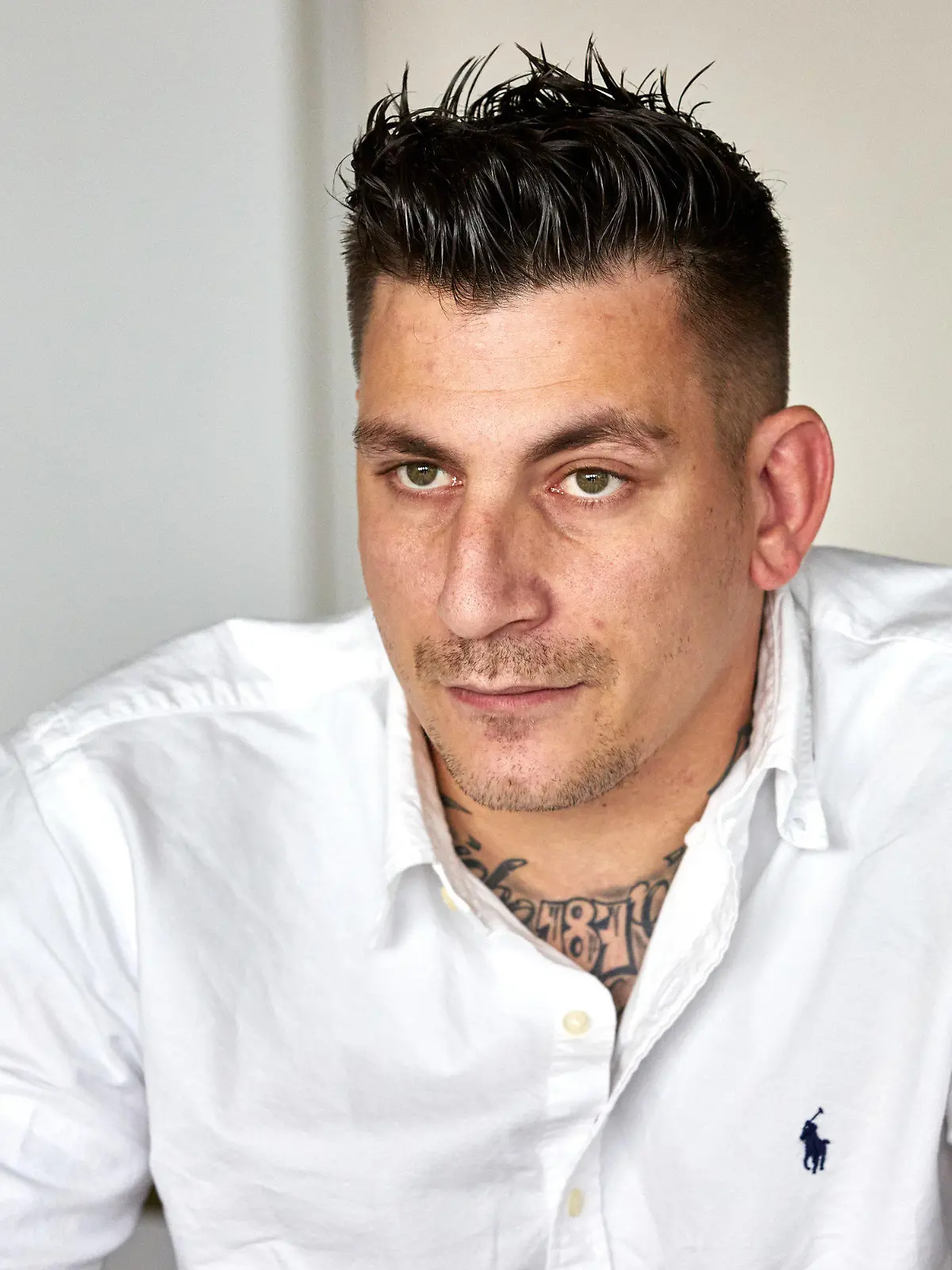 07.07.2020, Hamburg: Rapper Gzuz sitzt vor Prozessbeginn im Gerichtssaal. Gzuz ist wegen Verstößen gegen das Waffengesetz, versuchten Diebstahls und Körperverletzung angeklagt. Der Angeklagte ist Mitglied einer Hamburger Hip-Hop-Gruppe und soll im Februar 2020 versucht haben, eine Sauerstoffflasche aus einem unverschlossenen abgestellten Rettungsfahrzeug zu stehlen. Im März 2020 soll er einer Frau mit der flachen Hand ins Gesicht geschlagen haben. In seinem Haus soll er u.a. eine Schreckschusswaffe aufbewahrt haben. Foto: Georg Wendt/dpa +++ dpa-Bildfunk +++