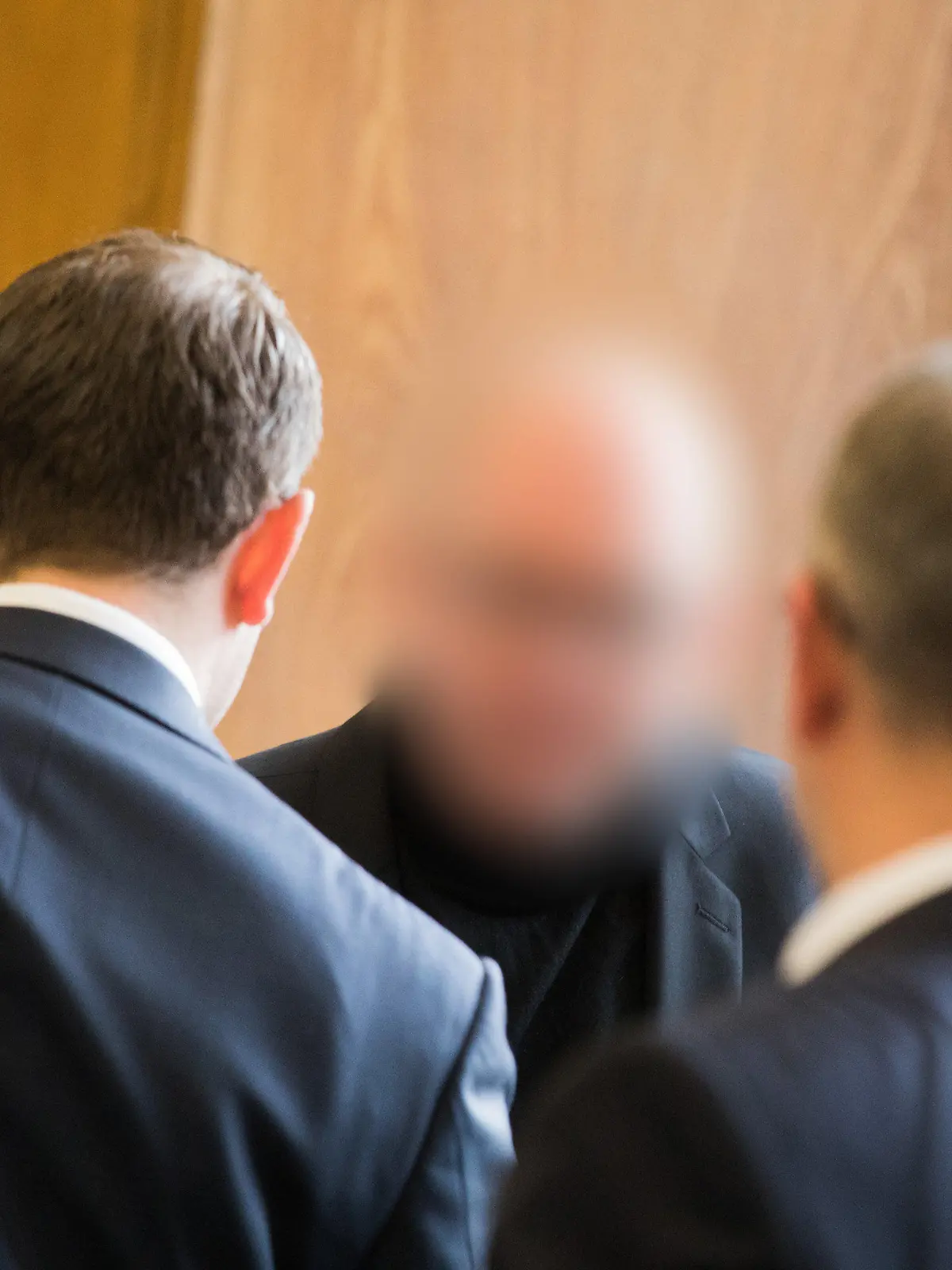 Der Angeklagte (M) steht am 13.11.2017 im Landgericht in Essen (Nordrhein-Westfalen) zwischen seinen Anwälten. Der 47 Jahre alte Apotheker aus Bottrop soll seit 2012 fast 62 000 Krebsmedikamente gepanscht haben. Durch betrügerische Abrechnungen soll gesetzlichen Krankenkassen ein Schaden von rund 56 Millionen Euro entstanden sein. (ACHTUNG: Der Angeklagte wurde aus persönlichkeitsrechtlichen Gründen unkenntlich gemacht) Foto: Rolf Vennenbernd/dpa +++(c) dpa - Bildfunk+++