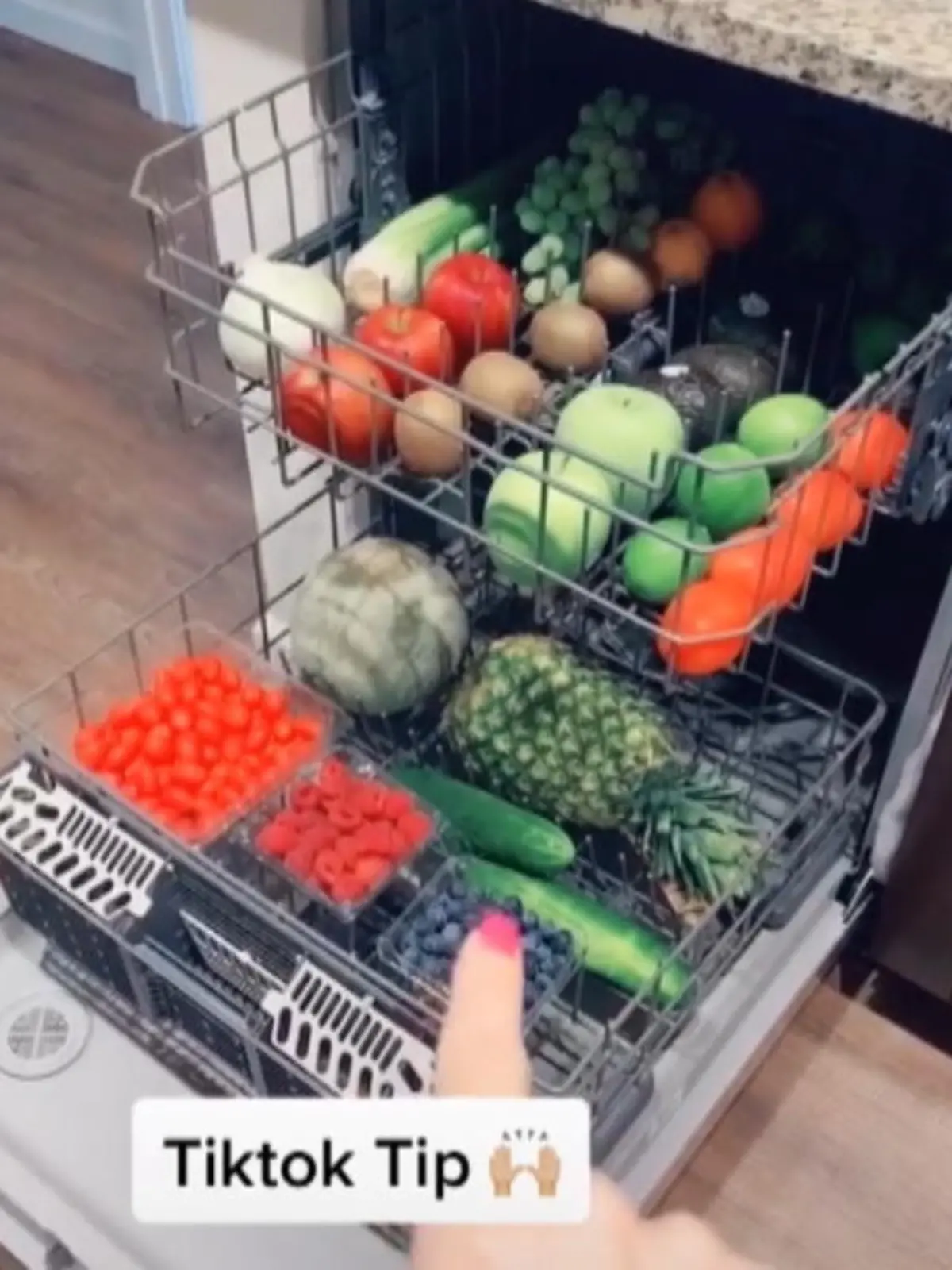 Wer es gerne ganz gründlich beim Obst waschen hat, dem gefällt vielleicht folgendes Video. Darin teilt eine Frau in den Sozialen Netzwerken, wie sie am liebsten ihr Obst und Gemüse reinigt.