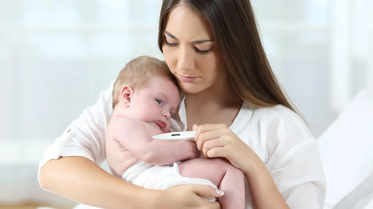Kleines Baby auf dem Arm seiner Mutter.