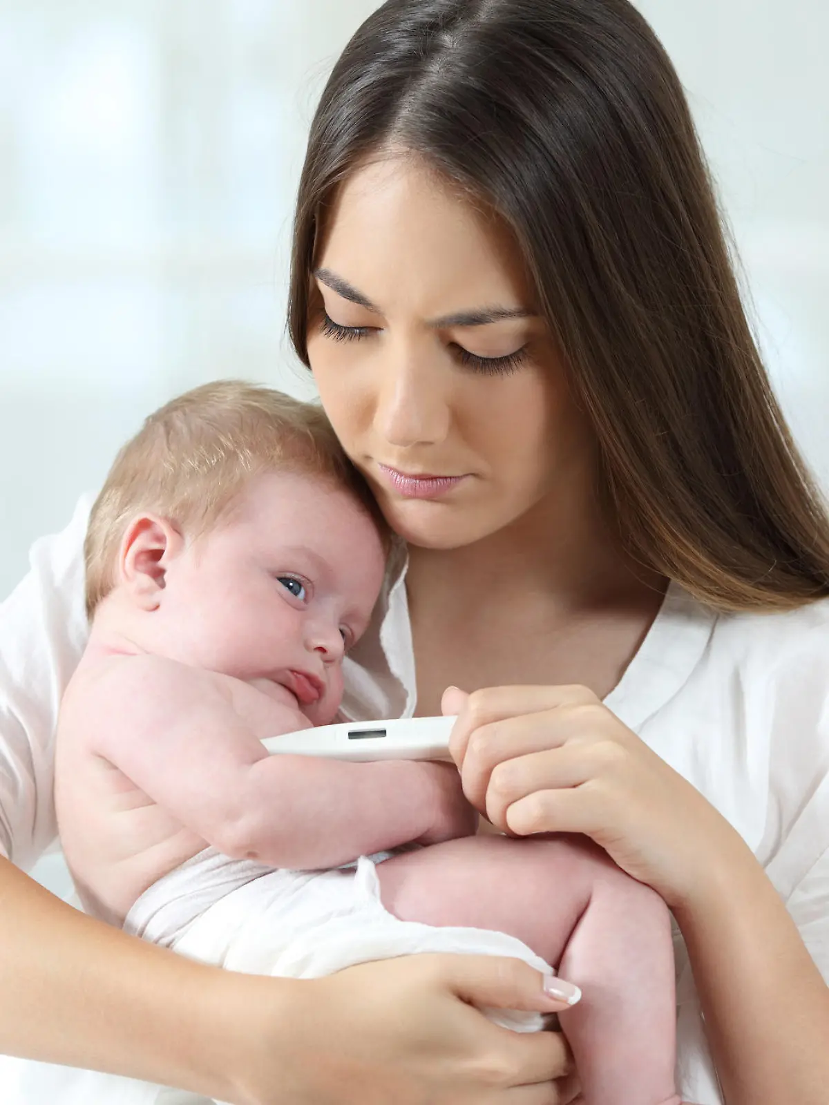 Kleines Baby auf dem Arm seiner Mutter.