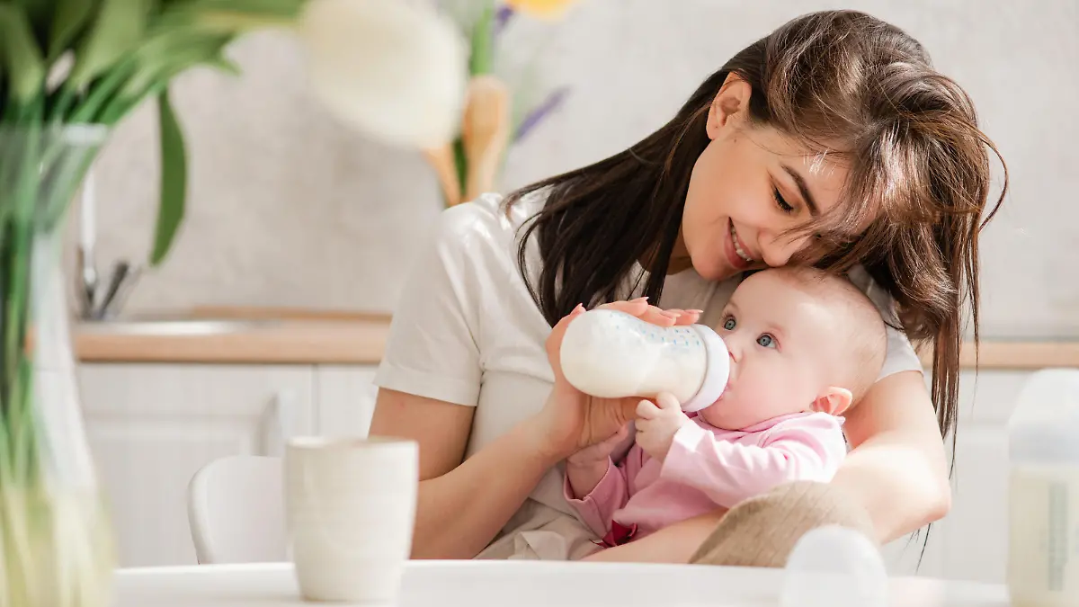Mutter füttert Baby mit dem Fläschchen