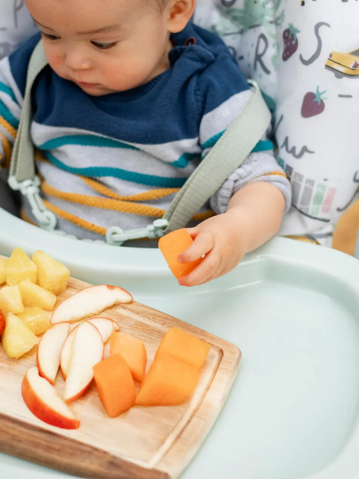 Baby led-weaning: Baby isst Obst