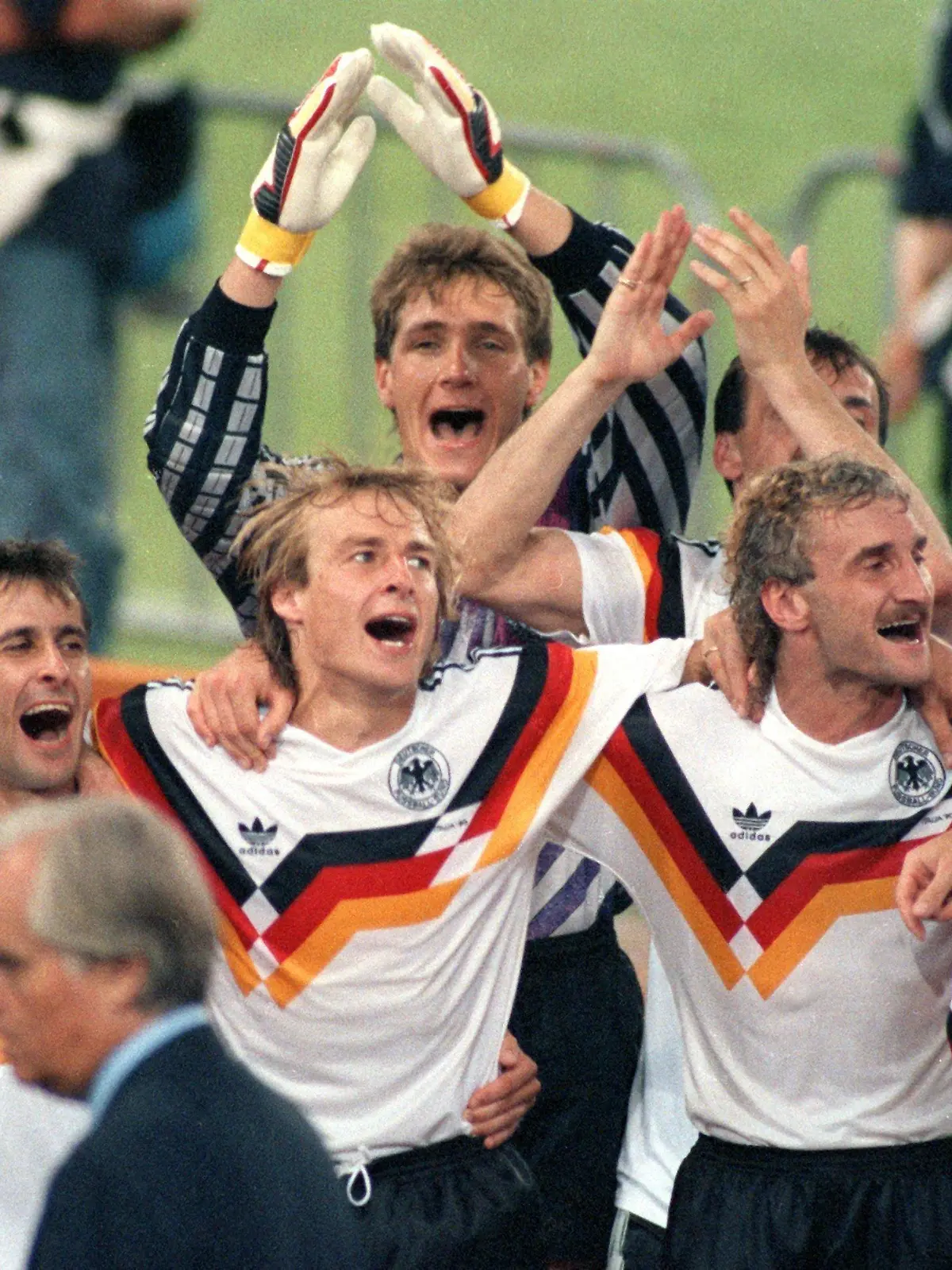 ARCHIV - 08.07.1990, Italien, Rom: Die deutsche Mannschaft jubelt über den Gewinn der Fußball-WM im Olympiastadion von Rom. Von links: Andreas Brehme, Pierre Littbarski, Jürgen Klinsmann, Bodo Illgner und Jürgen Kohler (beide Hintergrund), Rudi Völler, Thomas Häßler, Guido Buchwald und Thomas Berthold. (zu dpa: ««Gewinnen, egal wie»: Klinsmann und der besondere WM-Triumph 1990») Foto: Frank Kleefeldt/dpa +++ dpa-Bildfunk +++