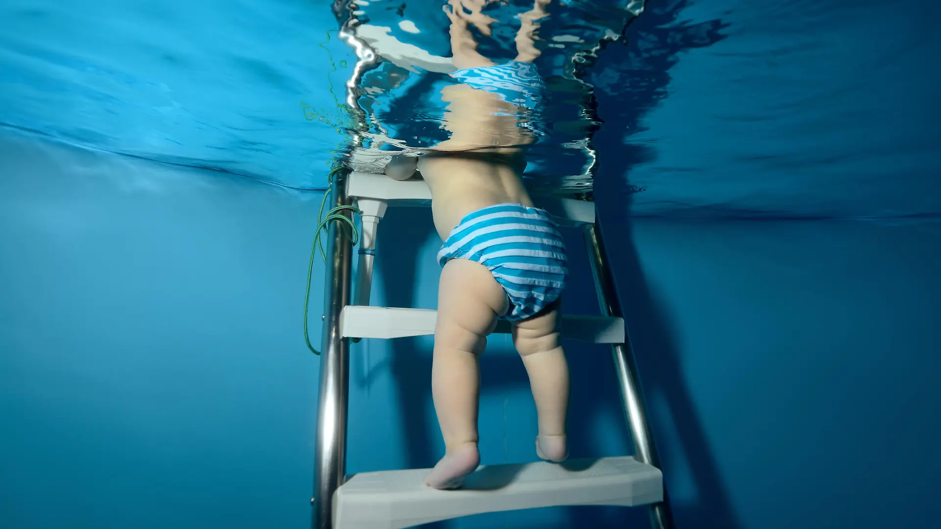 Baby mit Bbaywindel im Wasser