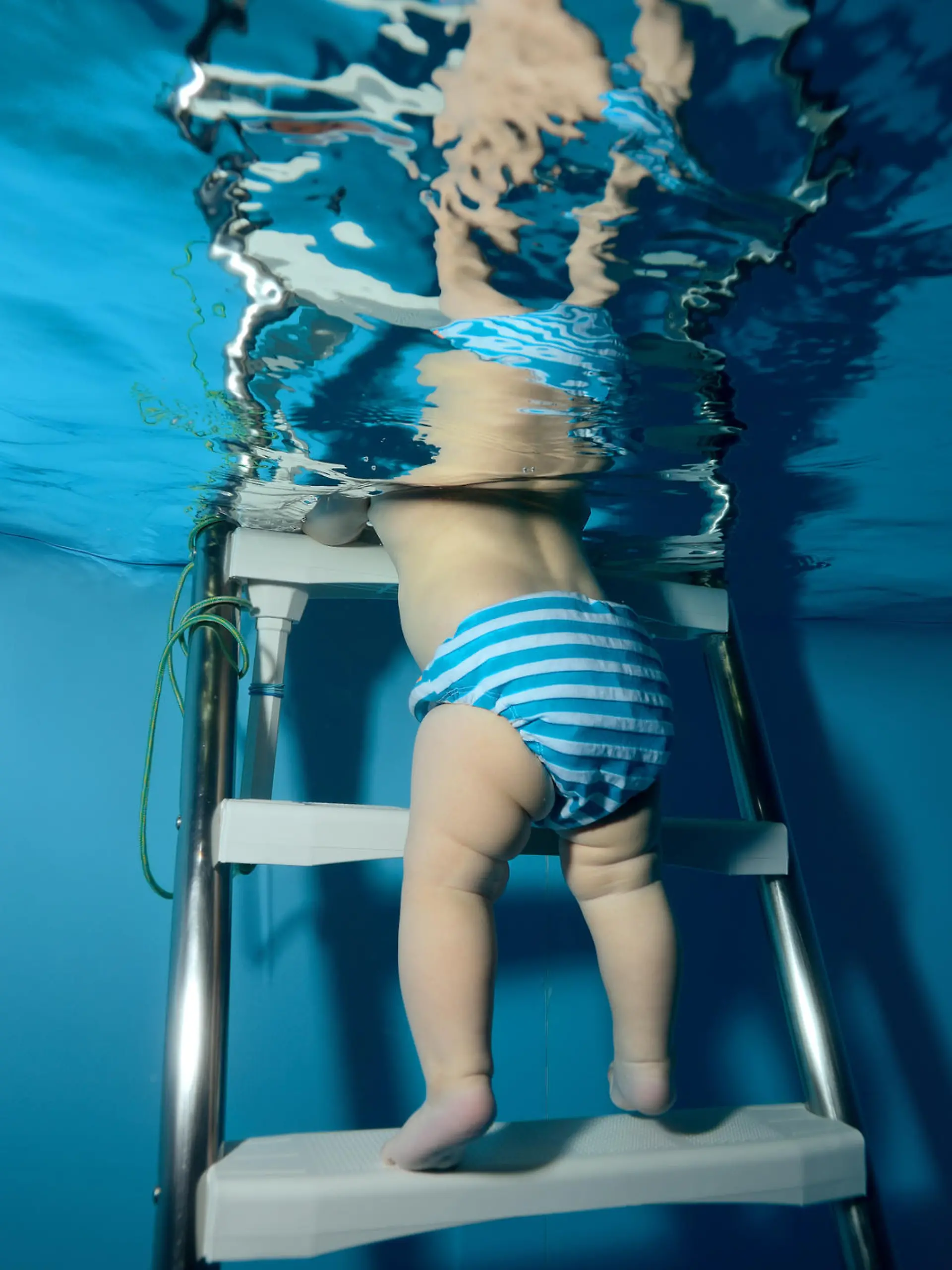 Baby mit Bbaywindel im Wasser