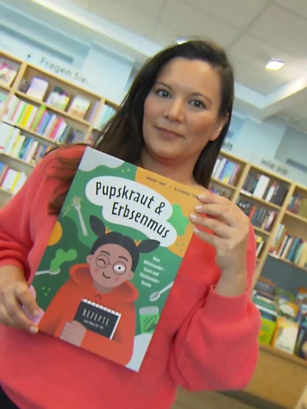 Kochbücher können mitunter eine ziemlich tröge, monotone Angelegenheit sein – das sieht zumindest Autorin Moana Funke so. Die Kasseler Autorin mit indonesischen Wurzeln hat nicht zuletzt deswegen ein Kinderkochbuch herausgebracht, welches unterhaltsam, bunt und inklusiv ist. Es trägt den Namen „Pupskraut und Erbsenmus“ und erscheint über den inklusiven „bli bla blub“-Kinderbuchverlag. Für unser Video haben wir mit der Autorin gekocht!