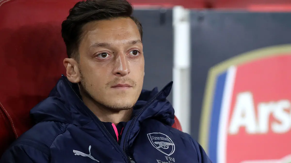 ARCHIV - 20.09.2018, Großbritannien, London: Fußball: Europa League, Gruppenphase, Gruppe E, 1. Spieltag FC Arsenal - Worskla Poltawa. Mesut Özil von Arsenal sitzt auf der Bank. (zu dpa: «Britische Medien: FC Arsenal will Mesut Özil im Winter abgeben») Foto: Nick Potts/PA Wire/dpa +++ dpa-Bildfunk +++