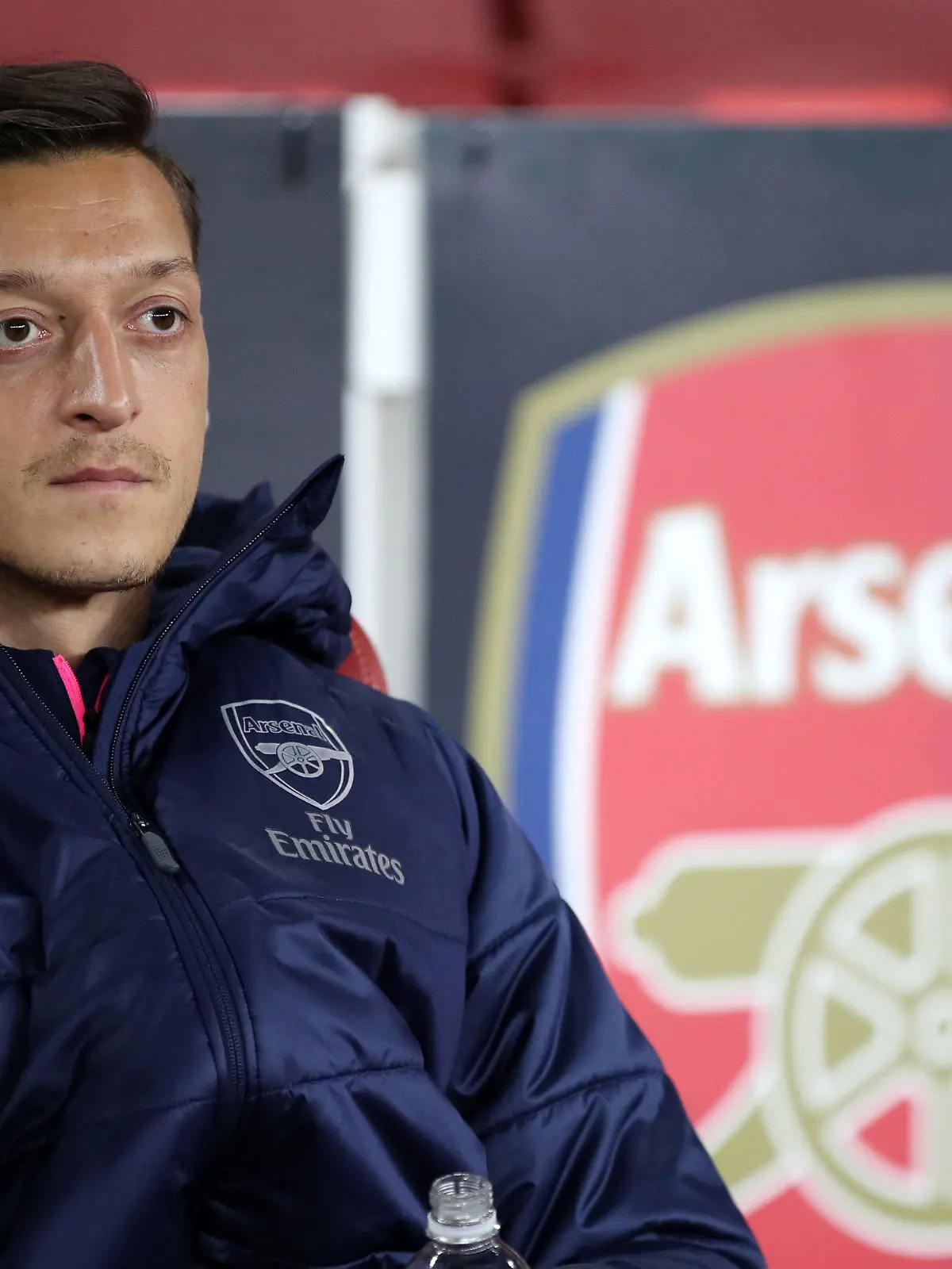 ARCHIV - 20.09.2018, Großbritannien, London: Fußball: Europa League, Gruppenphase, Gruppe E, 1. Spieltag FC Arsenal - Worskla Poltawa. Mesut Özil von Arsenal sitzt auf der Bank. (zu dpa: «Britische Medien: FC Arsenal will Mesut Özil im Winter abgeben») Foto: Nick Potts/PA Wire/dpa +++ dpa-Bildfunk +++