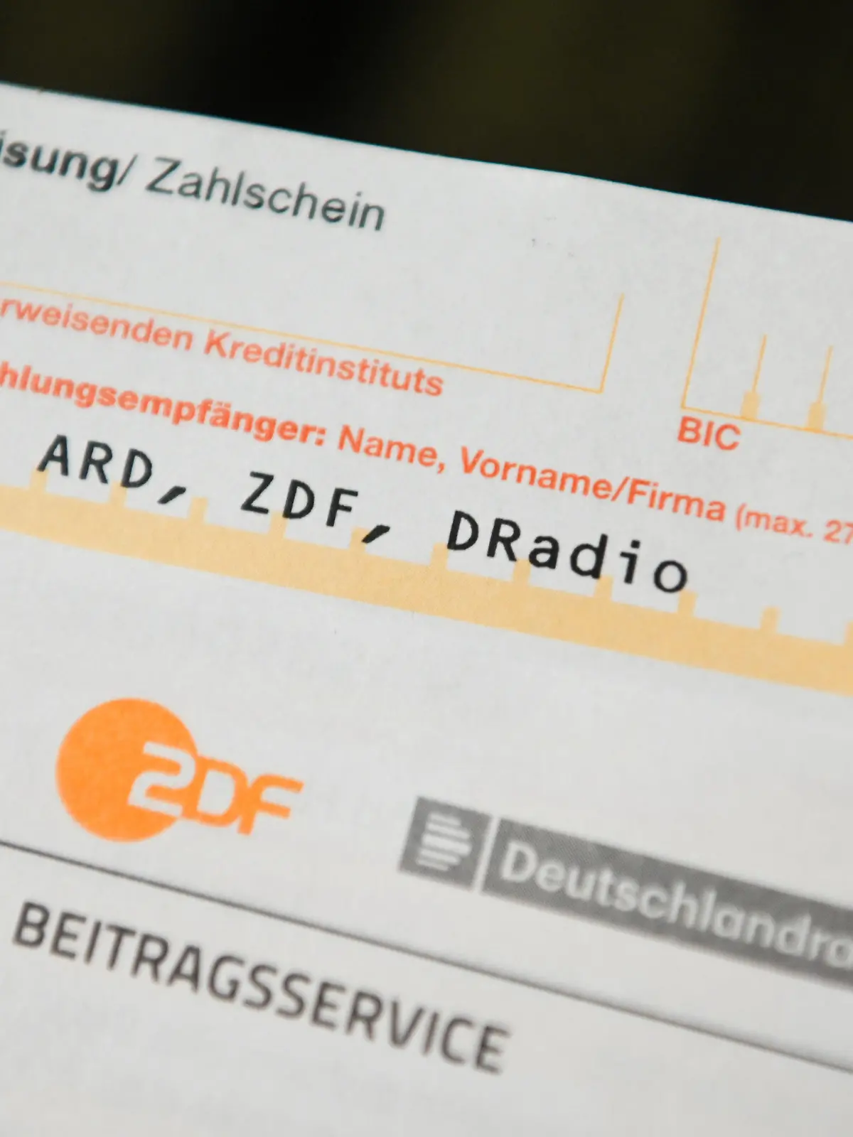 ARCHIV - 19.02.2020, Bayern, Rattelsdorf: Auf einem Tisch liegt ein Anschreiben und Überweisungsträger für die Rundfunkgebühren. Auch nach dem Start des neuen Bürgergeldes können sich bisherige Hartz-IV-Empfänger vom Rundfunkbeitrag befreien lassen. Wer bereits befreit ist, muss sich um nichts kümmern - die Umstellung erfolgt automatisch. (Zu dpa: «Bürgergeld-Start: Befreiung von Rundfunkbeitrag ist weiter gültig») Foto: Nicolas Armer/dpa +++ dpa-Bildfunk +++