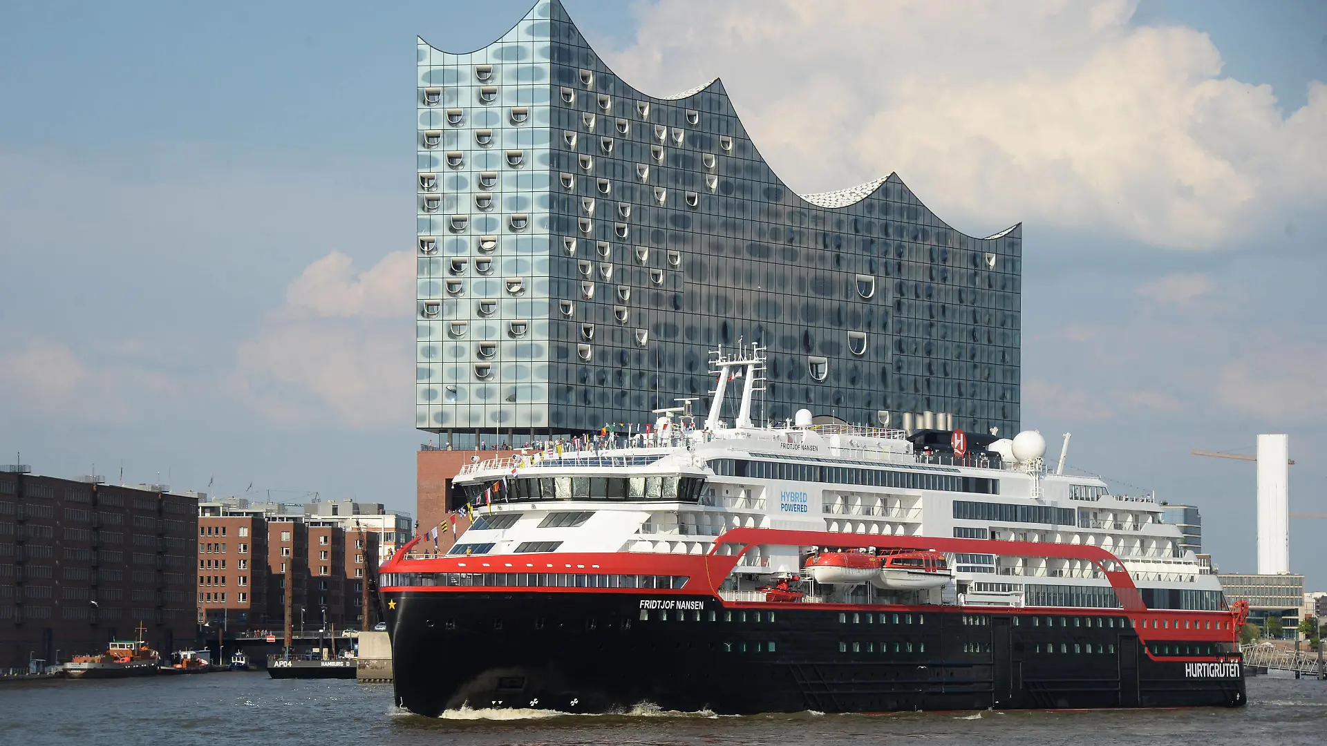  Hamburg der 26.06.2020, Die Fridtjof Nansen, der Reederei Hurtigruten, legte pünktlich um 18 Uhr im Hamburger Hafen ab. Es ist die erste Kreuzfahrt die aus Hamburg nach dem Corona-Lockdown mit Passagieren in Hamburg startet. Am morgen hatten 150 Passagiere das Schiff betreten, statt normalerweise 530 Kreuzfahrtgästen. Die Reise für das Schiff nach Norwegen. Bis September sollen ab Hamburg noch fünf weitere Kreuzfahrten der Fridtjof Nansen starten. Fridtjof Nansen - Erstes Kreuzfahrtschiff nach Corona Lockdown startet mit Passagieren im Hamburger Hafen, Hamburg Hafen City Hamburg Deutschland *** Hamburg the 26 06 2020, The Fridtjof Nansen, of the shipping company Hurtigruten, departed punctually at 6 pm in the port of Hamburg. It is the