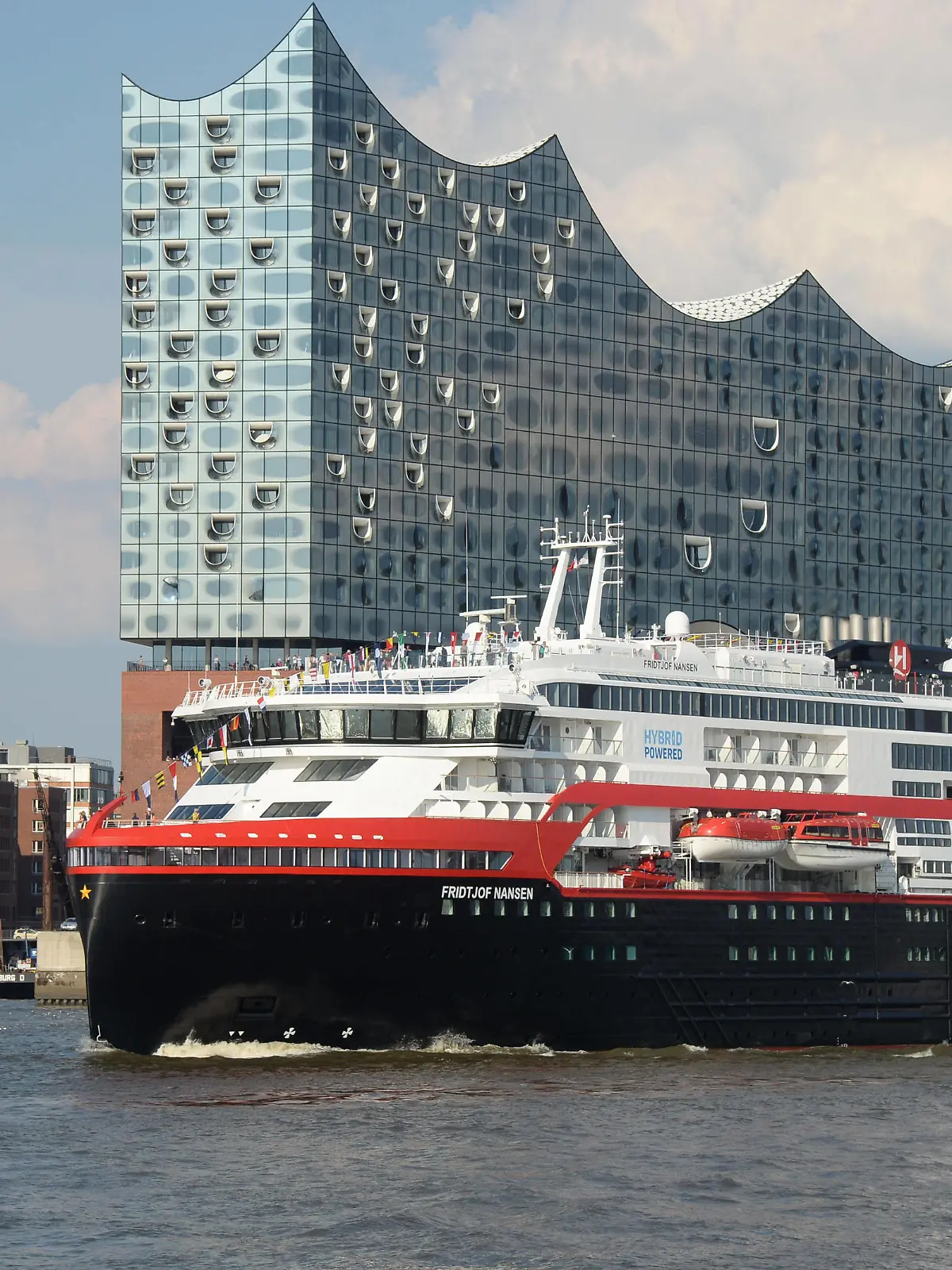  Hamburg der 26.06.2020, Die Fridtjof Nansen, der Reederei Hurtigruten, legte pünktlich um 18 Uhr im Hamburger Hafen ab. Es ist die erste Kreuzfahrt die aus Hamburg nach dem Corona-Lockdown mit Passagieren in Hamburg startet. Am morgen hatten 150 Passagiere das Schiff betreten, statt normalerweise 530 Kreuzfahrtgästen. Die Reise für das Schiff nach Norwegen. Bis September sollen ab Hamburg noch fünf weitere Kreuzfahrten der Fridtjof Nansen starten. Fridtjof Nansen - Erstes Kreuzfahrtschiff nach Corona Lockdown startet mit Passagieren im Hamburger Hafen, Hamburg Hafen City Hamburg Deutschland *** Hamburg the 26 06 2020, The Fridtjof Nansen, of the shipping company Hurtigruten, departed punctually at 6 pm in the port of Hamburg. It is the