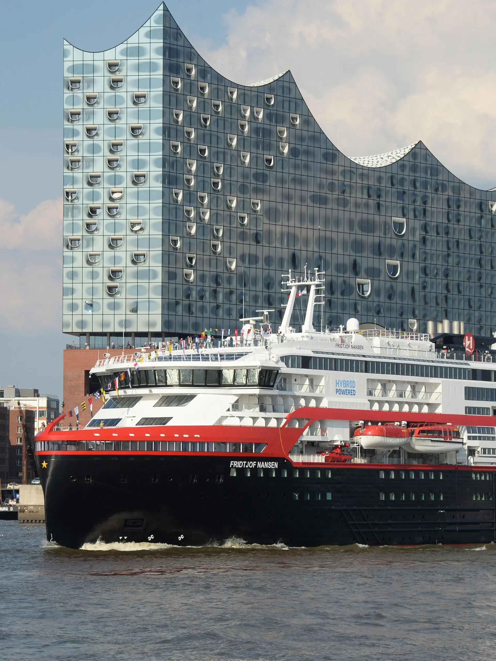  Hamburg der 26.06.2020, Die Fridtjof Nansen, der Reederei Hurtigruten, legte pünktlich um 18 Uhr im Hamburger Hafen ab. Es ist die erste Kreuzfahrt die aus Hamburg nach dem Corona-Lockdown mit Passagieren in Hamburg startet. Am morgen hatten 150 Passagiere das Schiff betreten, statt normalerweise 530 Kreuzfahrtgästen. Die Reise für das Schiff nach Norwegen. Bis September sollen ab Hamburg noch fünf weitere Kreuzfahrten der Fridtjof Nansen starten. Fridtjof Nansen - Erstes Kreuzfahrtschiff nach Corona Lockdown startet mit Passagieren im Hamburger Hafen, Hamburg Hafen City Hamburg Deutschland *** Hamburg the 26 06 2020, The Fridtjof Nansen, of the shipping company Hurtigruten, departed punctually at 6 pm in the port of Hamburg. It is the