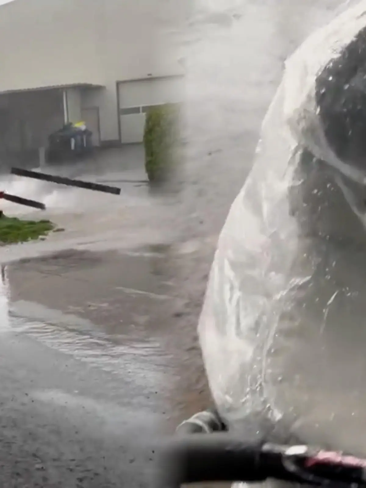 Im mittelhessischen Annerod ist eine Frau mit ihrem Kind und ihren Hund direkt in einen Tornado geraten. Zwar wurde sie von der enormen Wucht des Wirbelsturms umgerissen, verletzt wurde sie aber nicht. Ihr Handyvideo zeigt, wie stark die Ausmaße des Unwetters sind.