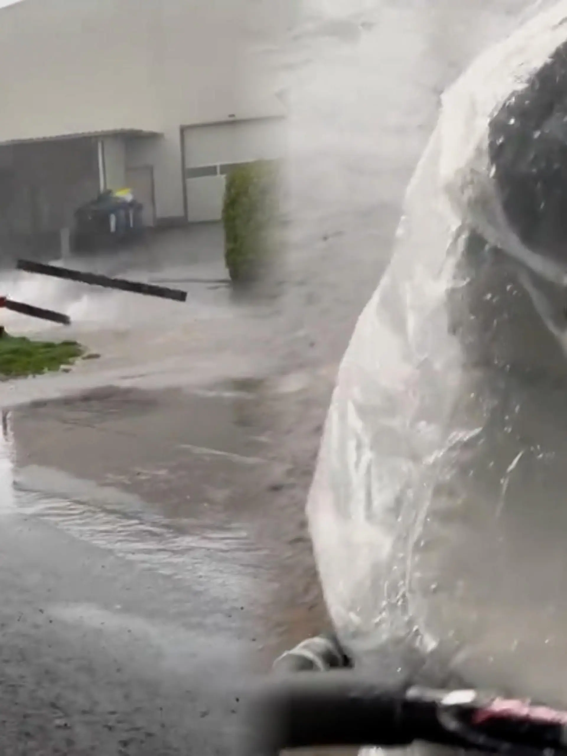 Im mittelhessischen Annerod ist eine Frau mit ihrem Kind und ihren Hund direkt in einen Tornado geraten. Zwar wurde sie von der enormen Wucht des Wirbelsturms umgerissen, verletzt wurde sie aber nicht. Ihr Handyvideo zeigt, wie stark die Ausmaße des Unwetters sind.