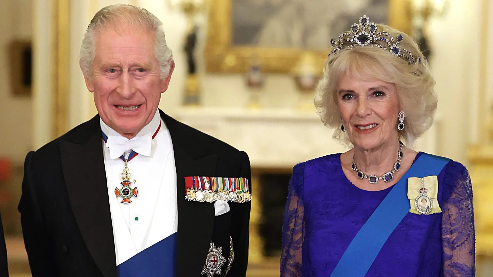 ARCHIV - 22.11.2022, Großbritannien, London: König Charles III. und Königsgemahlin Camilla während des Staatsbanketts im Buckingham Palace in London anlässlich des Staatsbesuchs des südafrikanischen Präsidenten Cyril Ramaphosa im Vereinigten Königreich. Am 31. März besucht das Königspaar Hamburg. (zu dpa: «Große Ehre für die Stadt» - Charles und Camilla zu Besuch in Hamburg) Foto: Chris Jackson/PA Wire/dpa +++ dpa-Bildfunk +++
