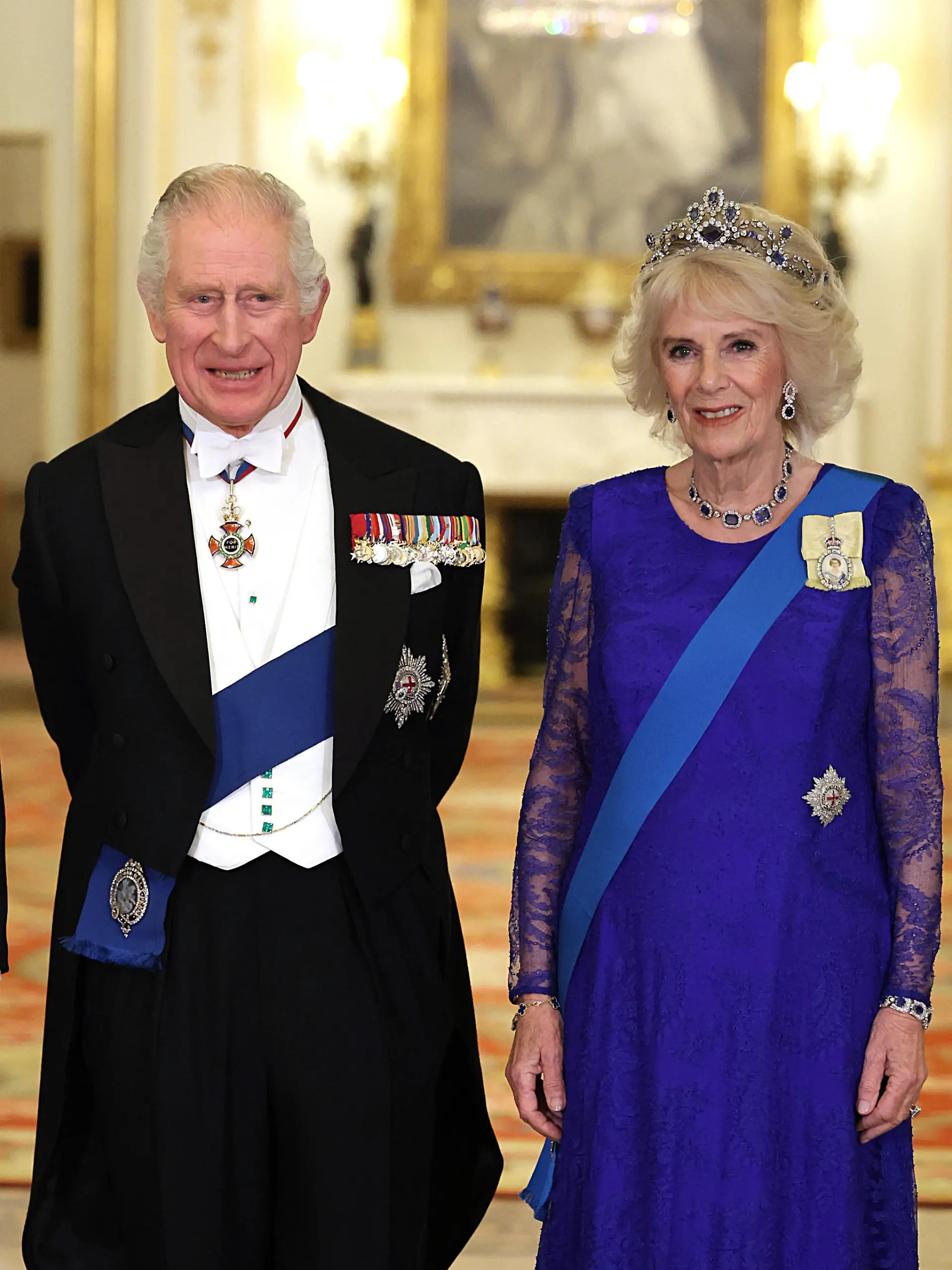 ARCHIV - 22.11.2022, Großbritannien, London: König Charles III. und Königsgemahlin Camilla während des Staatsbanketts im Buckingham Palace in London anlässlich des Staatsbesuchs des südafrikanischen Präsidenten Cyril Ramaphosa im Vereinigten Königreich. Am 31. März besucht das Königspaar Hamburg. (zu dpa: «Große Ehre für die Stadt» - Charles und Camilla zu Besuch in Hamburg) Foto: Chris Jackson/PA Wire/dpa +++ dpa-Bildfunk +++