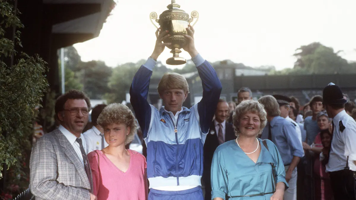 Boris Becker verläßt mit erhobenem Pokal im Kreis seiner Familie nach seinem Sieg den Center-Court in Wimbledon. Rechts seine Mutter Elvira, links Vater Karl-Heinz und Schwester Sabine. Der 17-jährige, ungesetzte Tennisspieler aus Leimen gewann als jüngster Spieler und erster Deutscher überhaupt am 7.7.1985 spektakulär gegen Kevin Curren in vier Sätzen das Wimbledon-Finale.