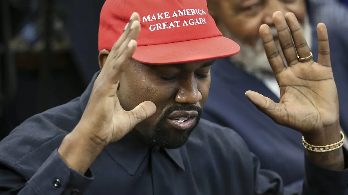  Kanye West speaks during a meeting in the Oval office with President Donald Trump at the White House on October 11, 2018 in Washington, DC. Trump later signed the Music Modernization Act that protects copyrights in the digital age, in Washington, DC. Several musicians from all genres attended the ceremonies for the bi-partisan legislation that was highly anticipated in the music industry. PUBLICATIONxINxGERxSUIxAUTxHUNxONLY WAX20181011201133 OLIVERxCONTRERAS