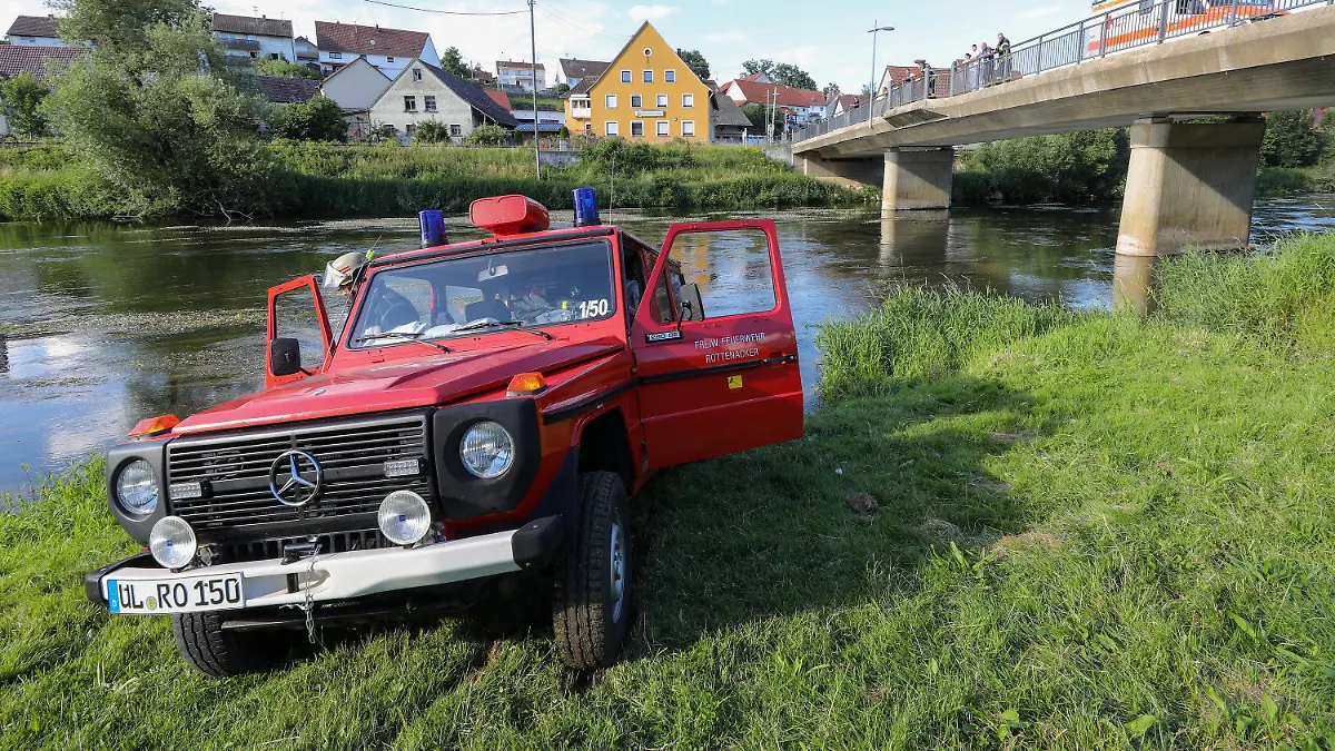 04.07.2020, Baden-Württemberg, Untermarchtal: Einsatzfahrzeuge der Feuerwehr und des Rettungsdienst stehen an der Donau. Bei einem Junggesellenabschied auf der Donau ist ein 30 Jahre alter Mann in Baden-Württemberg ertrunken. (zu dpa: "Mann ertrinkt bei Junggesellenabschied in der Donau") Foto: Thomas Warnack/dpa +++ dpa-Bildfunk +++