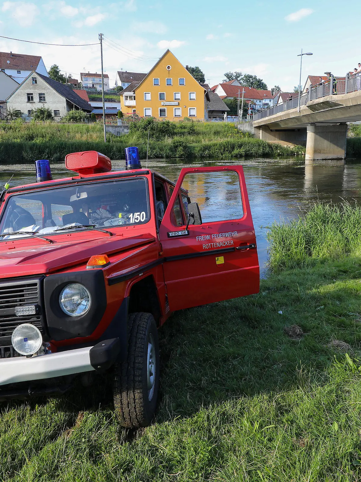 04.07.2020, Baden-Württemberg, Untermarchtal: Einsatzfahrzeuge der Feuerwehr und des Rettungsdienst stehen an der Donau. Bei einem Junggesellenabschied auf der Donau ist ein 30 Jahre alter Mann in Baden-Württemberg ertrunken. (zu dpa: "Mann ertrinkt bei Junggesellenabschied in der Donau") Foto: Thomas Warnack/dpa +++ dpa-Bildfunk +++