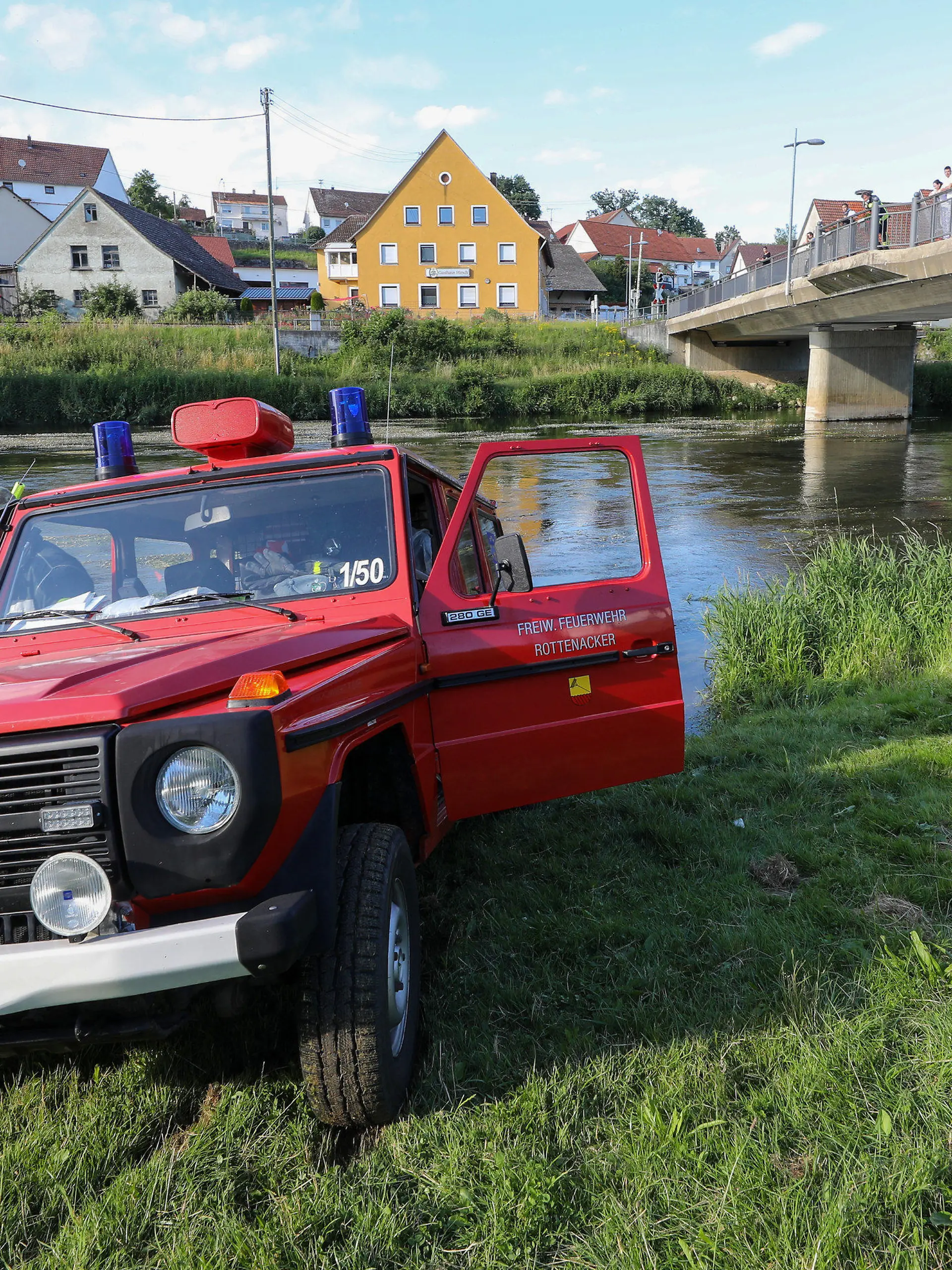 04.07.2020, Baden-Württemberg, Untermarchtal: Einsatzfahrzeuge der Feuerwehr und des Rettungsdienst stehen an der Donau. Bei einem Junggesellenabschied auf der Donau ist ein 30 Jahre alter Mann in Baden-Württemberg ertrunken. (zu dpa: "Mann ertrinkt bei Junggesellenabschied in der Donau") Foto: Thomas Warnack/dpa +++ dpa-Bildfunk +++