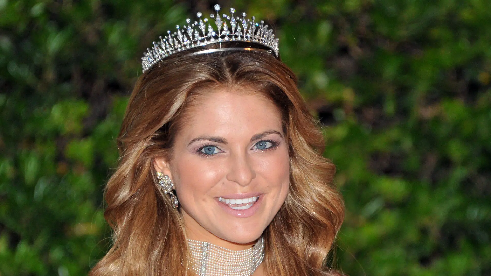 ARCHIV - Prinzessin Madeleine und Prinz Carl Philip von Schweden kommen am 02.07.2011 in Monaco zum Galadinner anlässlich der Hochzeit von Fürst Albert. Zur der Taufe von Kronprinzessin Victorias erstem Kind hat das Stockholmer Hofprotokoll schon mal ein Auge zugedrückt. Victorias jüngere Geschwister Madeleine und Carl Philip dürfen am Dienstag (22.05.2012) zur Tauffeier ihr derzeitigen «festen» Partner mitbringen, obwohl sonst eigentlich ein Verlobungsring als unerlässlich für offizielle royale Termine gilt. Foto: Jochen Lübke dpa (zu dpa 0848 vom 21.05.2012)  +++(c) dpa - Bildfunk+++