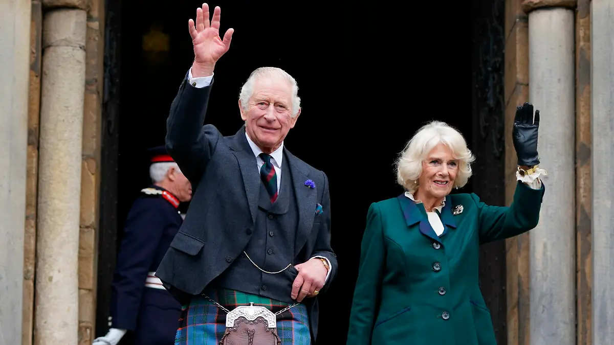 ARCHIV - 03.10.2022, Großbritannien, Dunfermline: König Charles III. von Großbritannien und Königsgemahlin Camilla winken beim Verlassen der Abbey von Dunfermline. Am 31. März wird das Königspaar Hamburg besuchen. (zu dpa: «Große Ehre für die Stadt» - Charles und Camilla zu Besuch in Hamburg) Foto: Andrew Milligan/PA/AP/dpa +++ dpa-Bildfunk +++