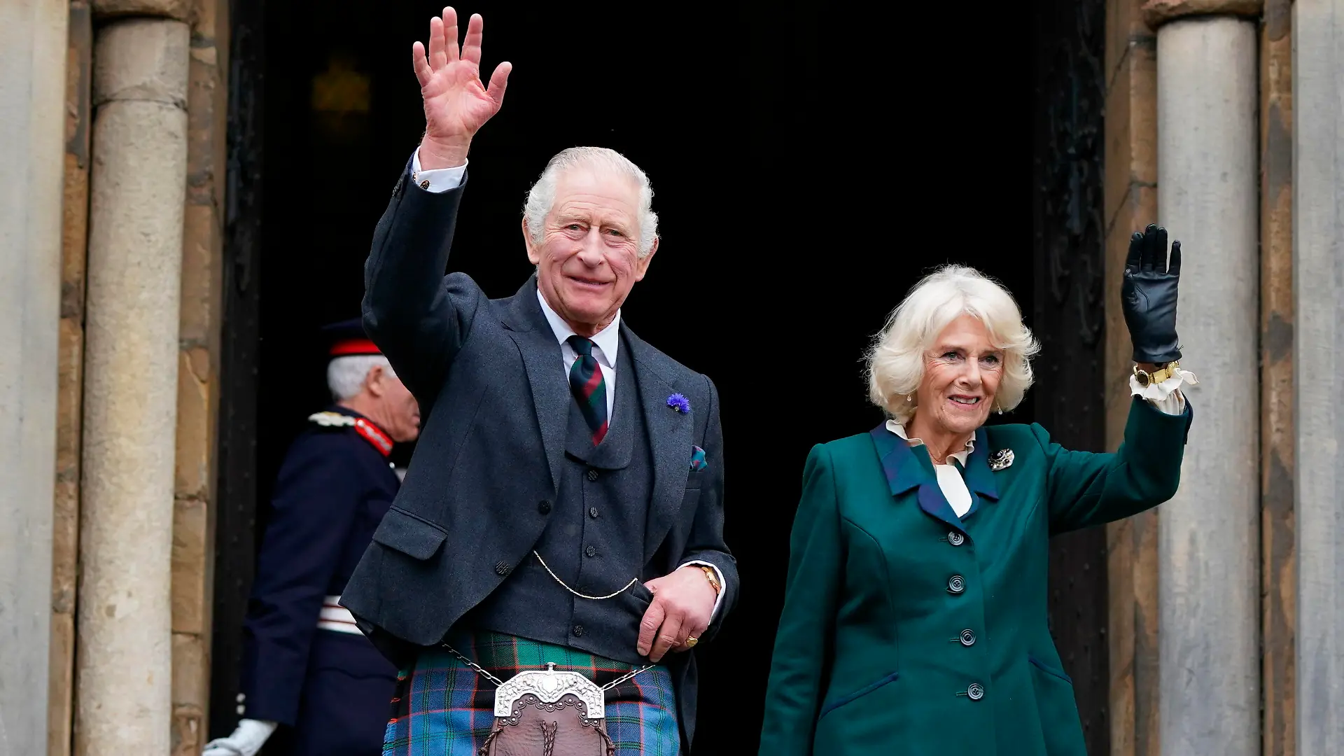 ARCHIV - 03.10.2022, Großbritannien, Dunfermline: König Charles III. von Großbritannien und Königsgemahlin Camilla winken beim Verlassen der Abbey von Dunfermline. Am 31. März wird das Königspaar Hamburg besuchen. (zu dpa: «Große Ehre für die Stadt» - Charles und Camilla zu Besuch in Hamburg) Foto: Andrew Milligan/PA/AP/dpa +++ dpa-Bildfunk +++